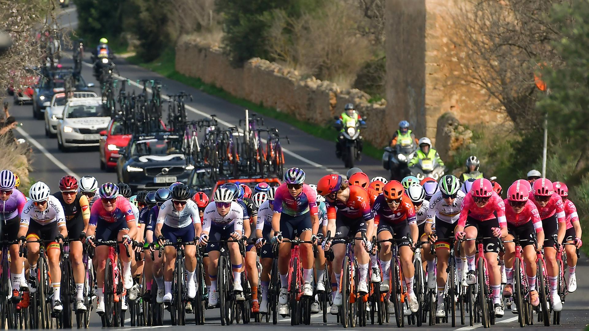 Imagen del pelotón a su paso por Santa María del Camí, durante la tercera prueba Binissalem - Port d Andratx de la II Garden Hotels-Luxcom Challenge Ciclista Mallorca