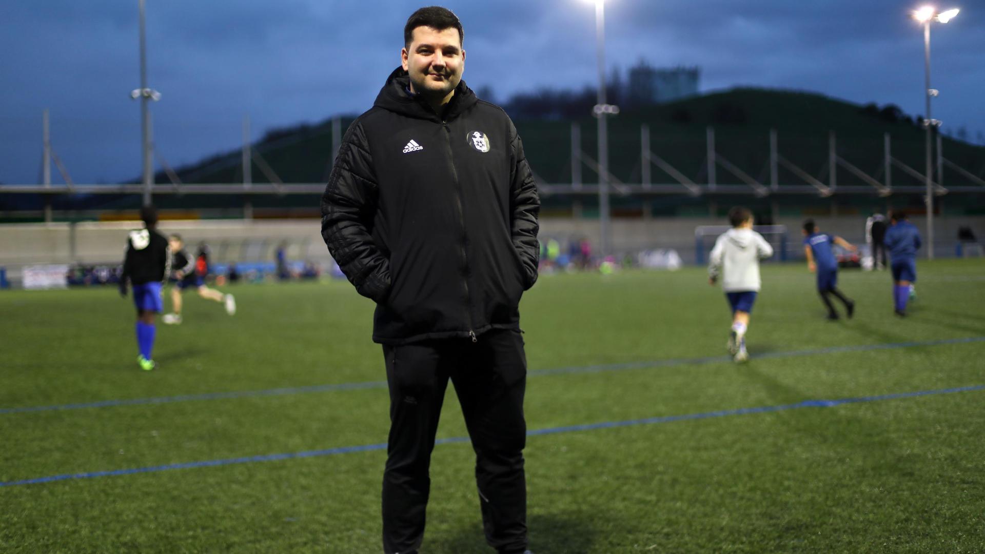 Ivan Markov, entrenador del primer equipo del Burladés y del conjunto de Liga Nacional, en el campo de fútbol de Erripagaina
