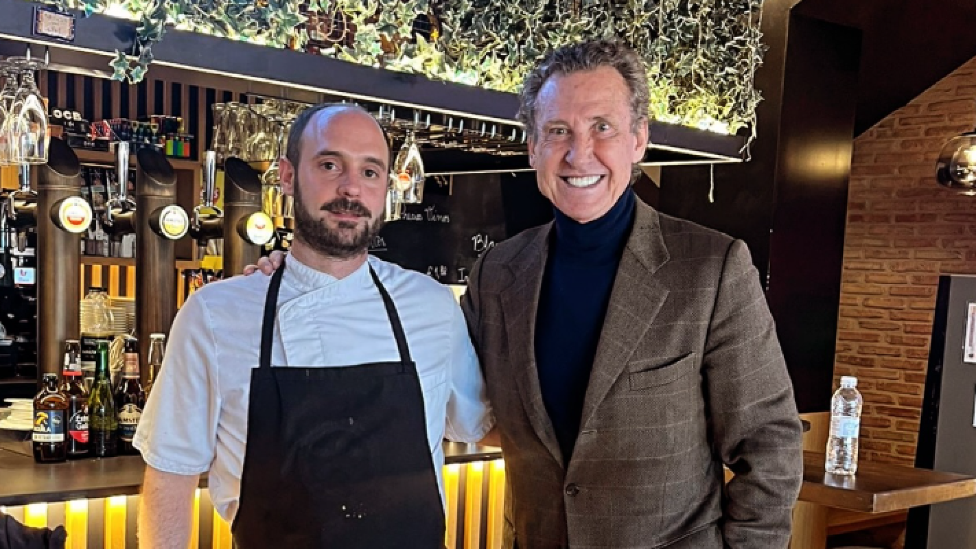 Martín Goñi Nogués posa junto a Jorge Valdano en el hotel restaurante casa Luisa de Ayegui