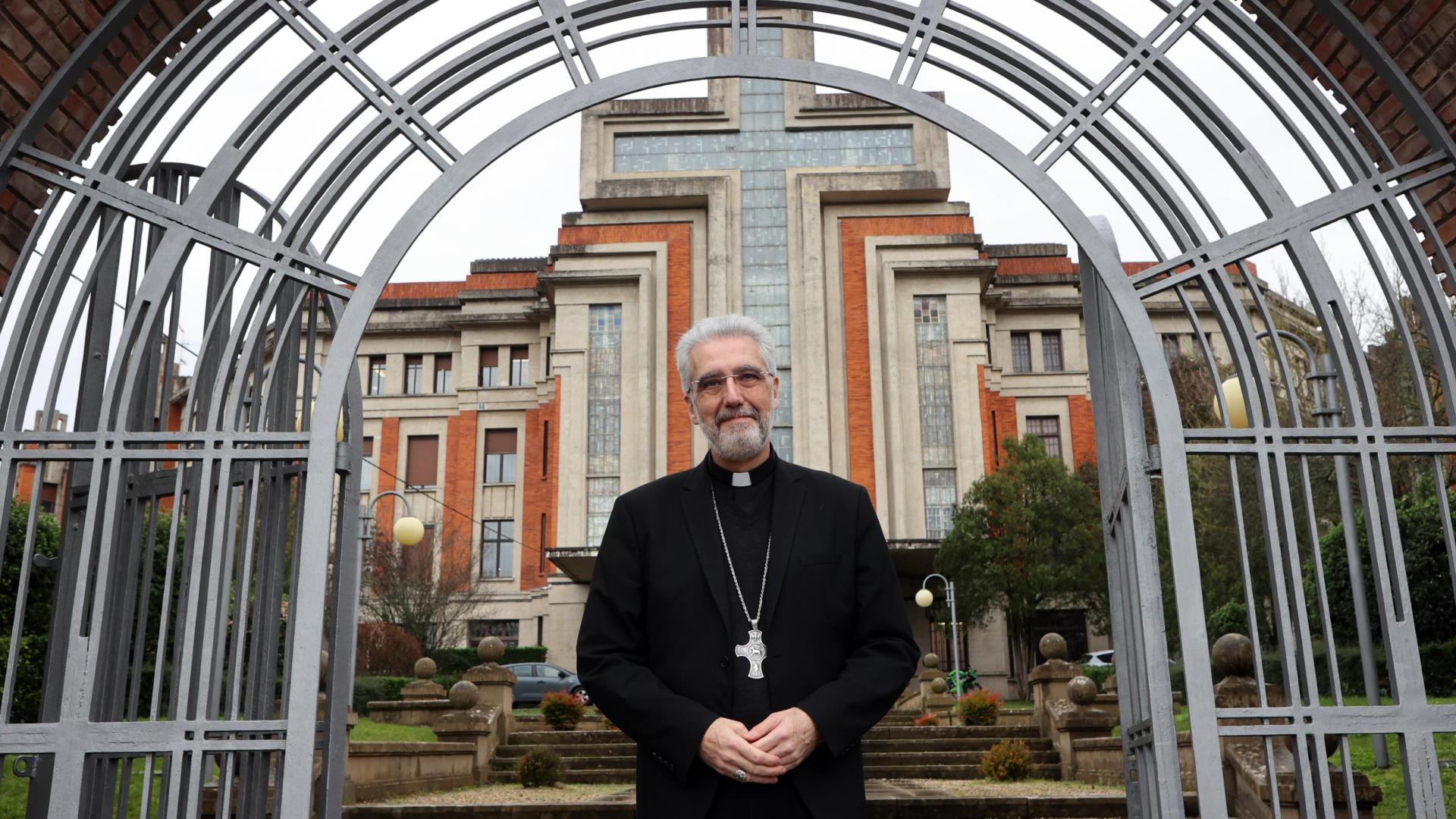 El obispo Luis Marín, frente al Seminario San Miguel de Pamplona, el sábado 25 de enero.