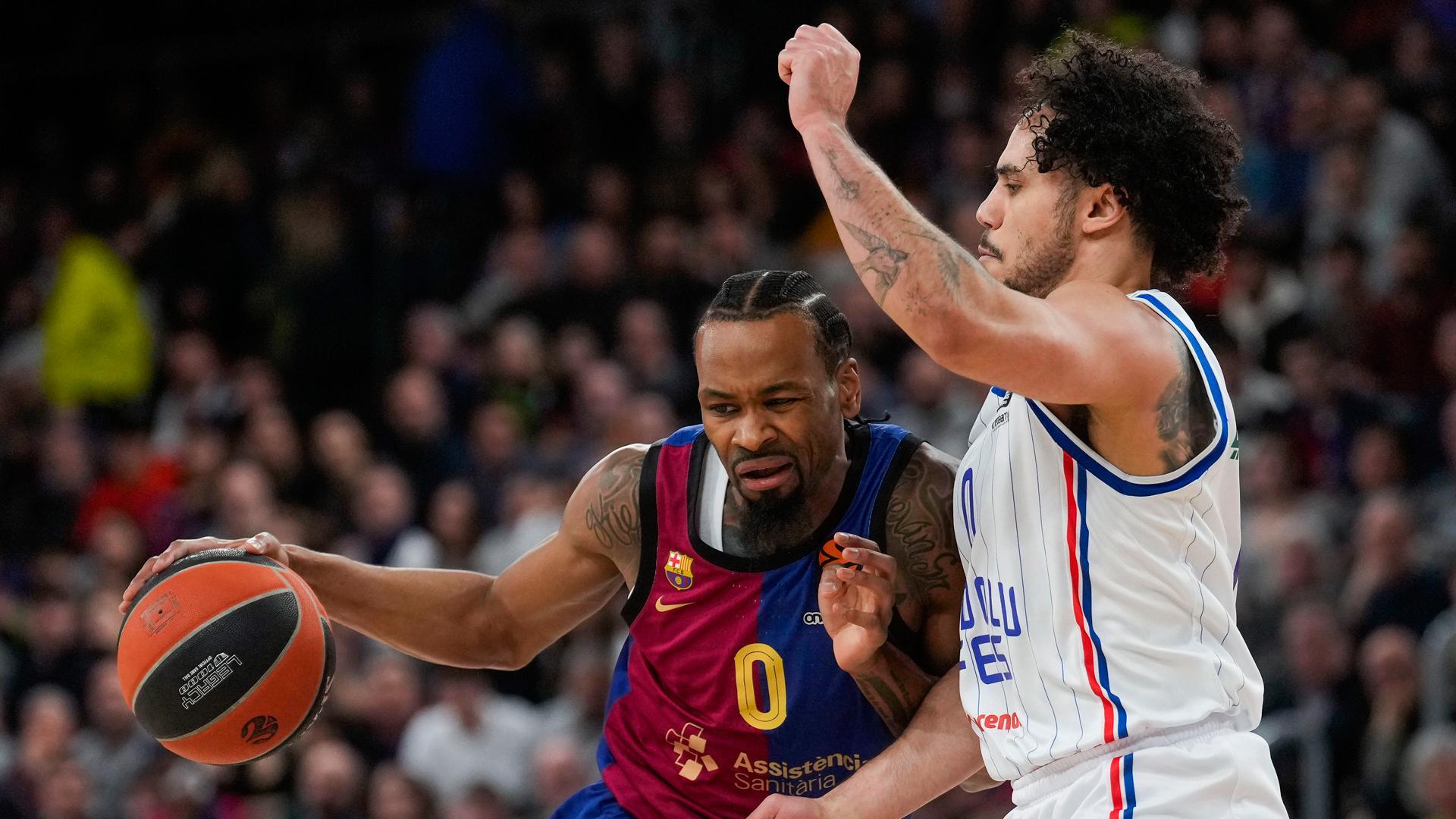 El base estadounidense del Barça Kevin Punter (i) juega un balón ante Shane Larkin, del Anadolu, durante el partido de la Euroliga de baloncesto que Barcelona y Anadolu Efes