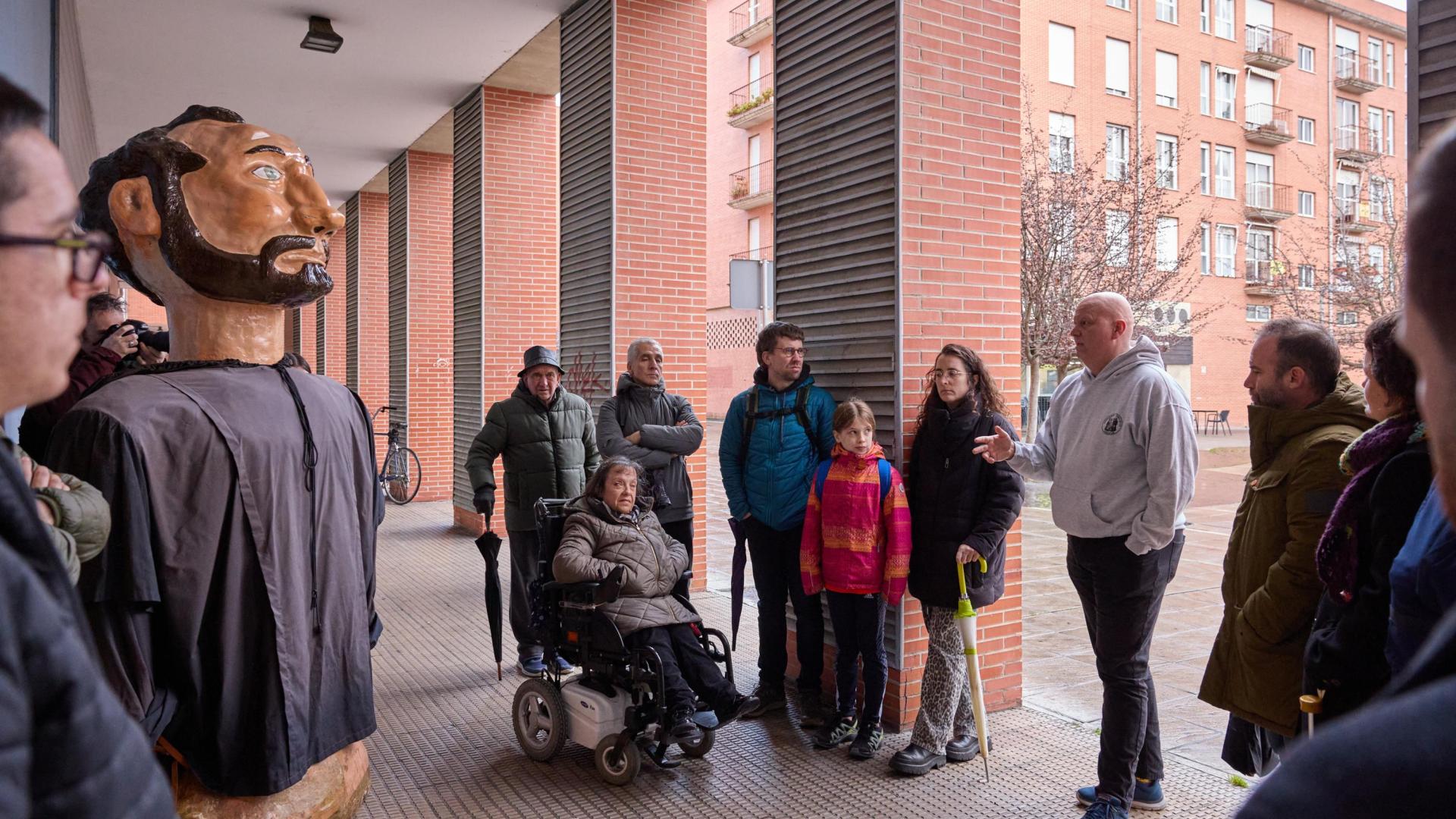 Los miembros de la comparsa de San Jorge exponiendo sus necesidades durante el encuentro.