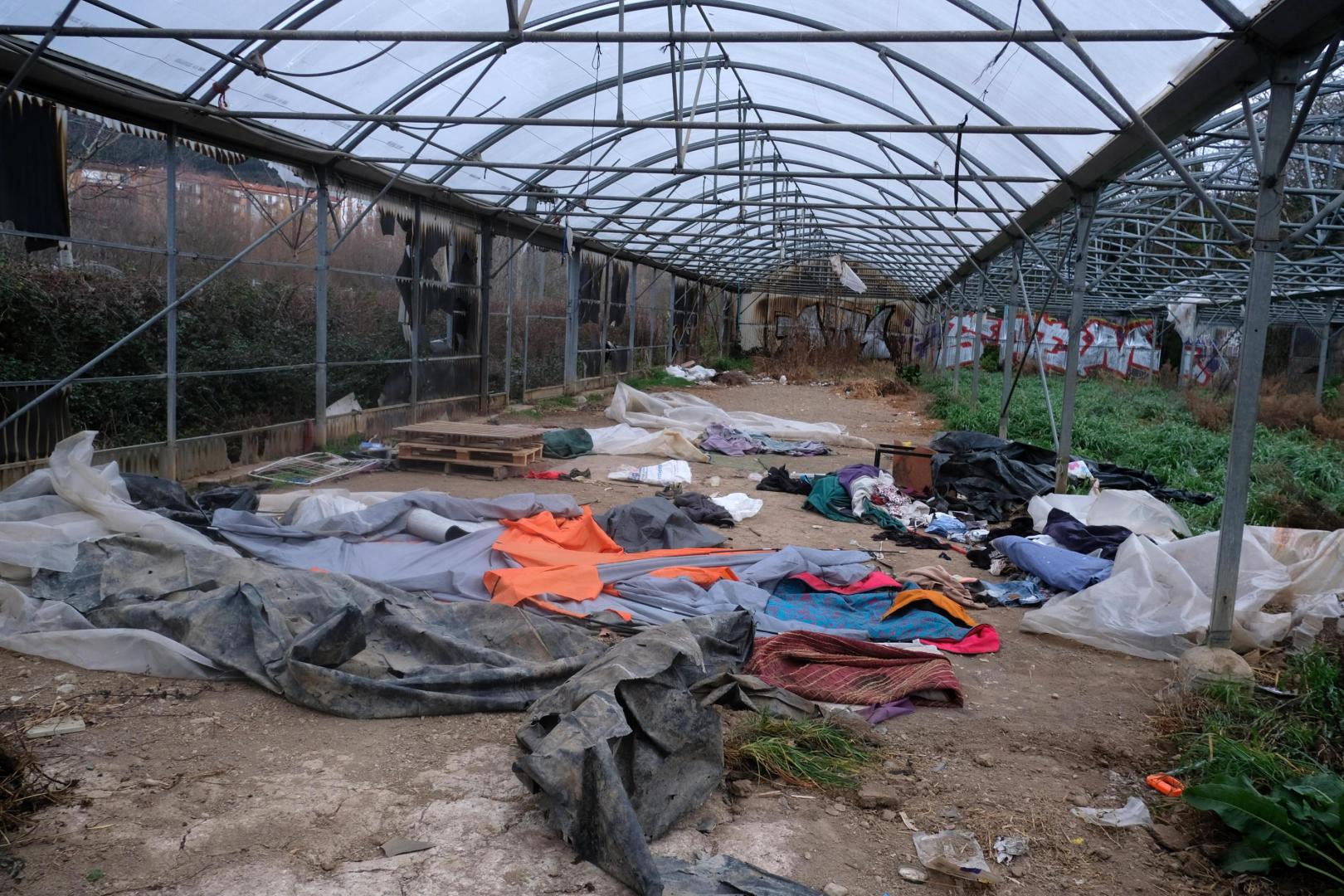 Las pertenencias de los jóvenes que pernoctaban en los invernaderos quedaron en el suelo tras la estampida.