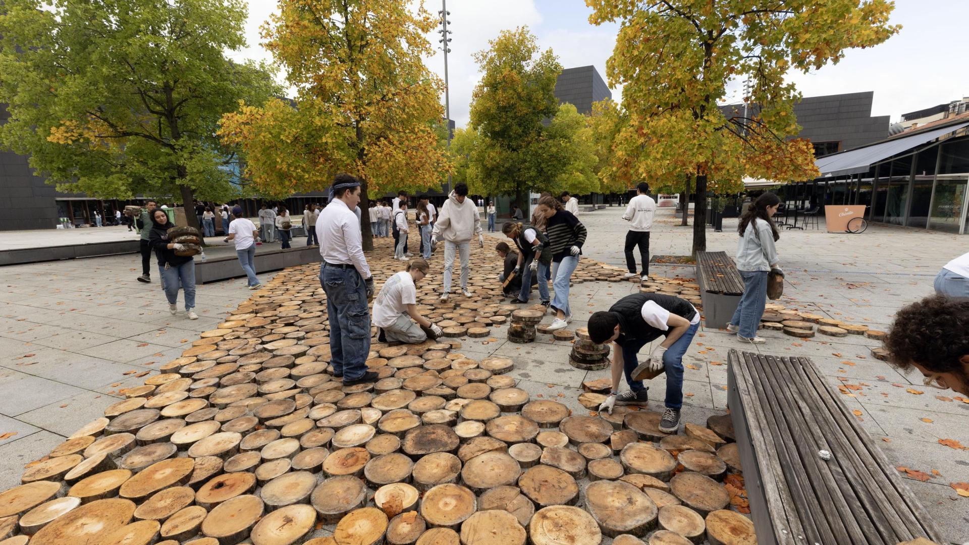 Alumnos de Arquitectura instalaron miles de discos de madera en la plaza del Baluarte con motivo de los Encuentros