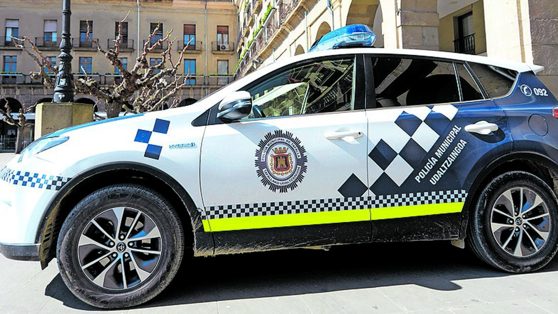 Un vehículo de Policía Municipal estacionado en la plaza