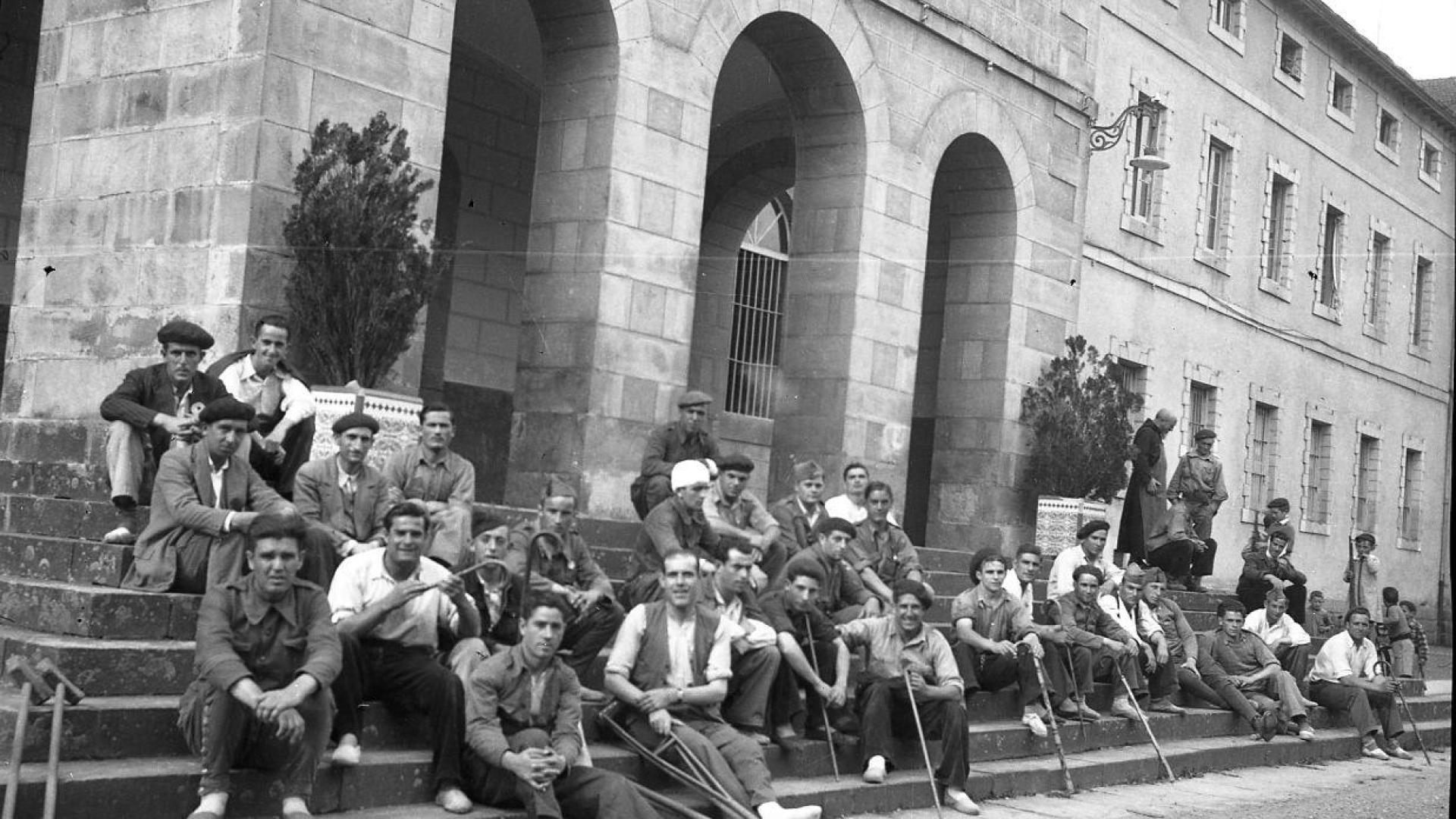 Requetés navarros heridos, en la escalinata de entrada al Colegio de los                                            Capuchinos (en agosto de 1936). Al fondo, un fraile conversa con varios niños