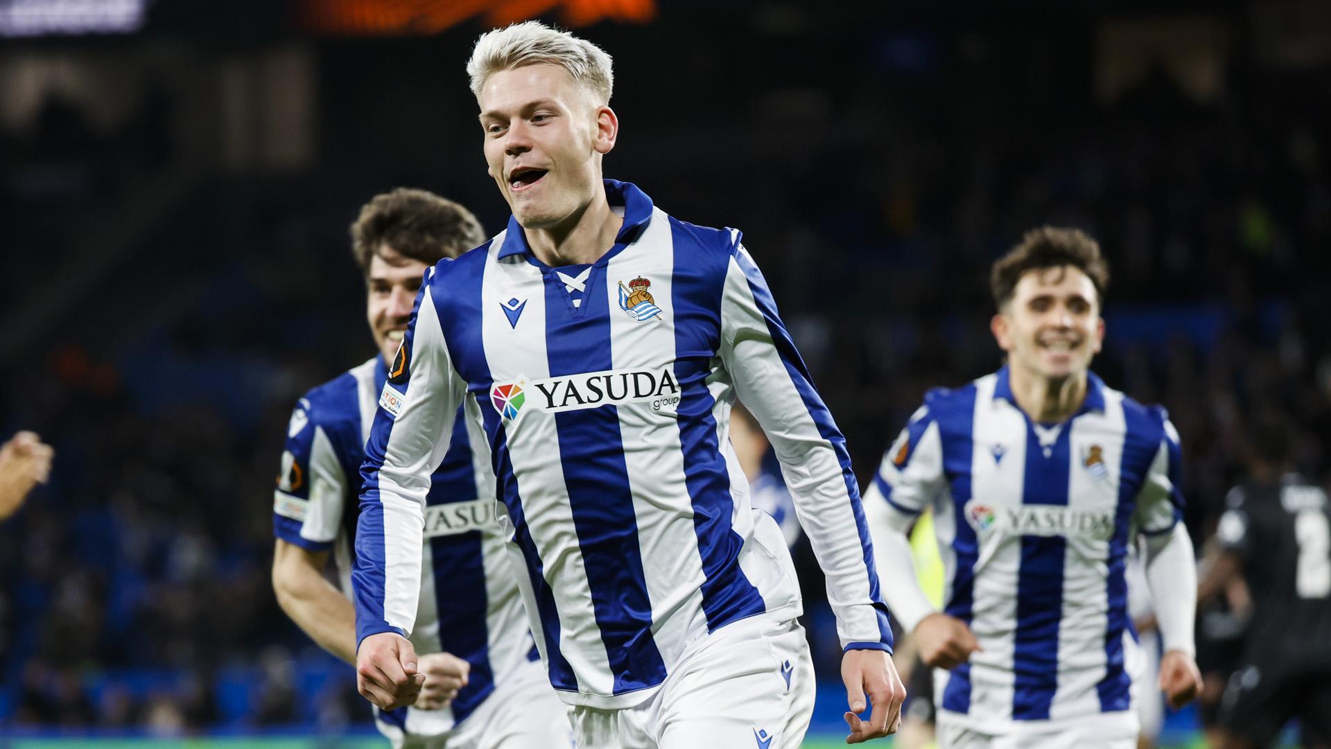 El delantero islandés de la Real Sociedad Orri Óskarsson celebra tras anotar su segundo gol