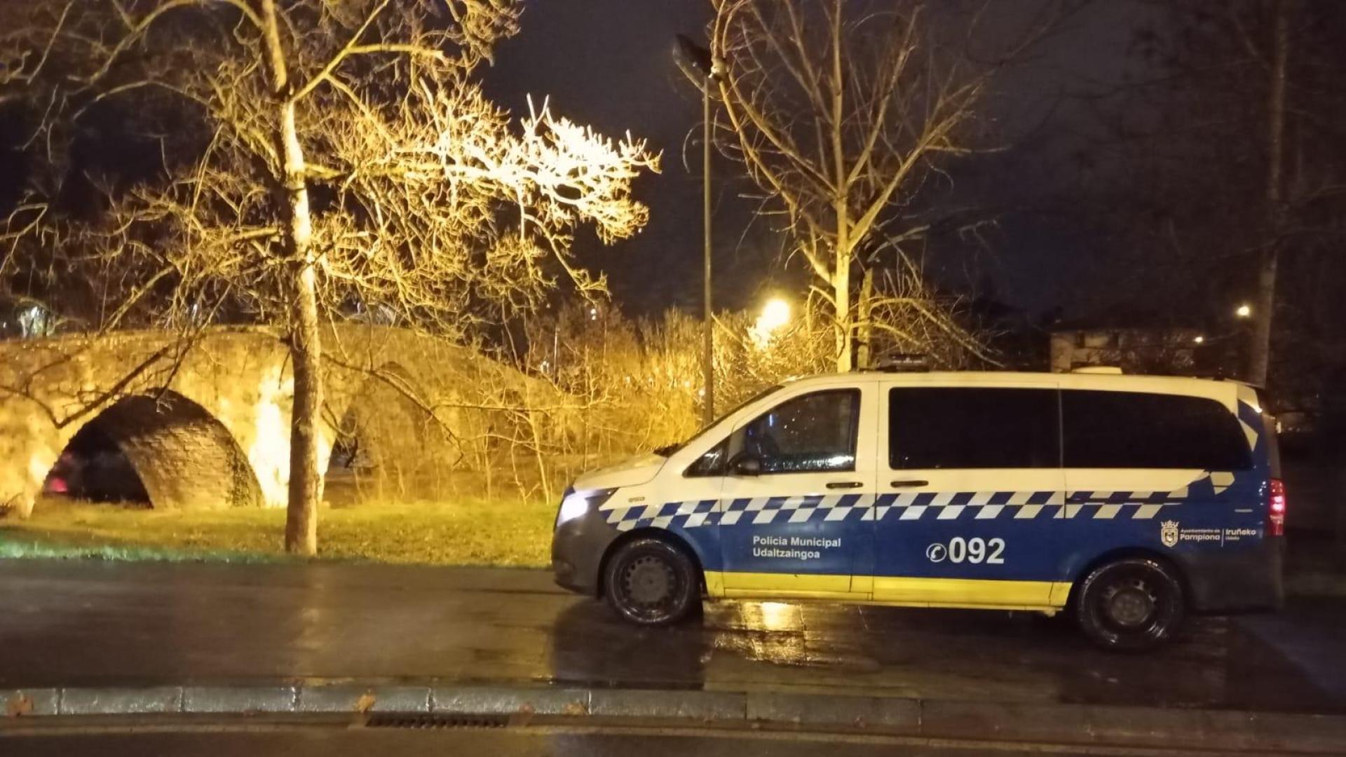 Una furgoneta de la Policía Municipal de Pamplona controla el nivel de los ríos esta madrugada en Pamplona