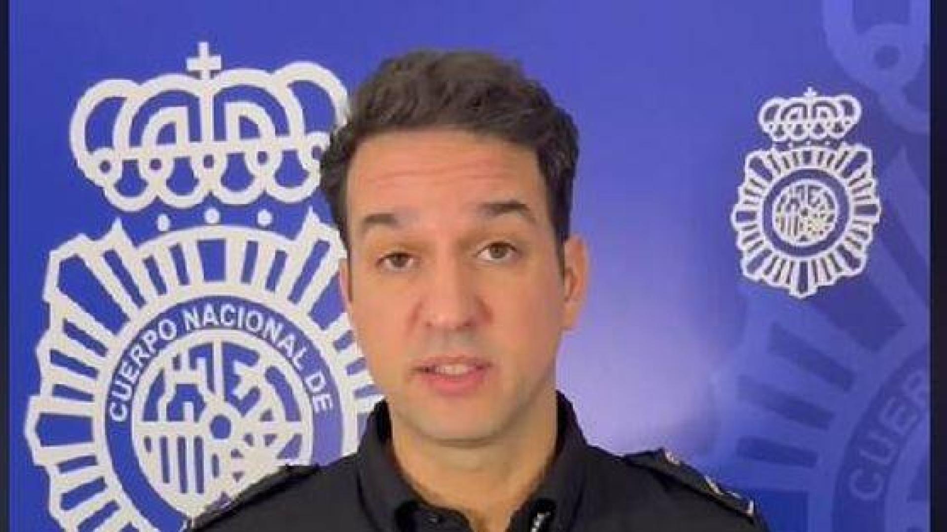 Un agente de la Policía Nacional explica en el cuenta de Tik Tok en qué consiste en método LAP para contestar llamadas de números desconocidos