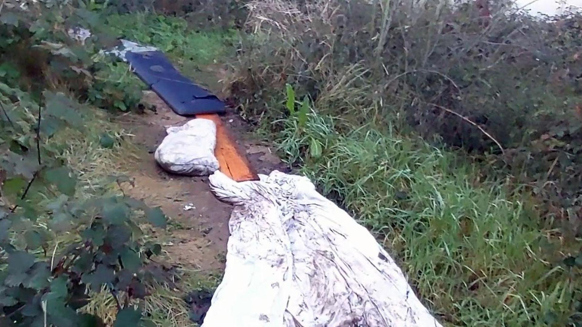 Más de 90 personas sin recursos llevaban meses durmiendo en este lugar, hasta que el lunes tuvieron que desalojarlo tras recibir varios avisos de los Servicios Sociales de Pamplona y ver llegar a la Policía Municipal. Desde el Ayuntamiento no se les ofreció ninguna alternativa. Se quedaron a la intemperie. En plena alerta naranja.