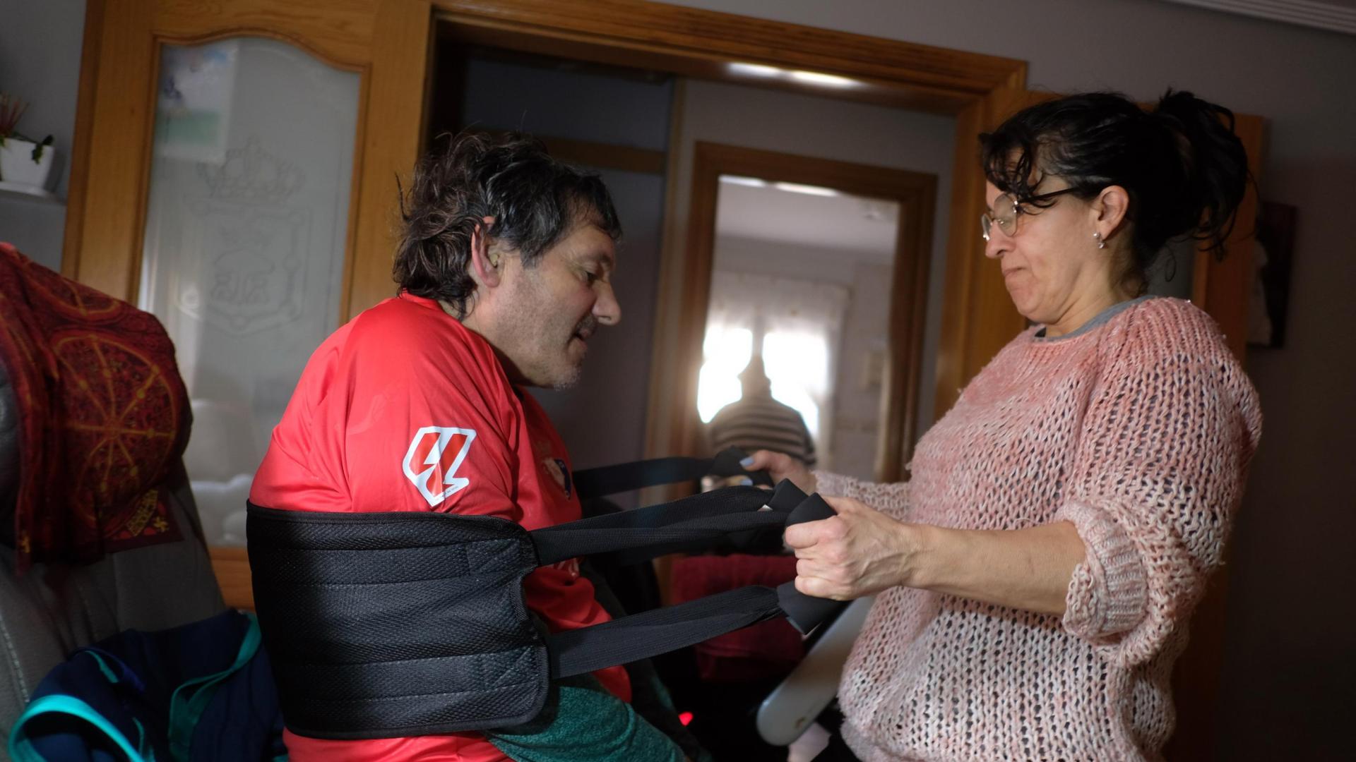 ENERO 2025. Sin recursos suficientes en casa por las faltas de ayudas, que no llegan tras la aprobación de la ley en octubre, María busca sus propias soluciones.