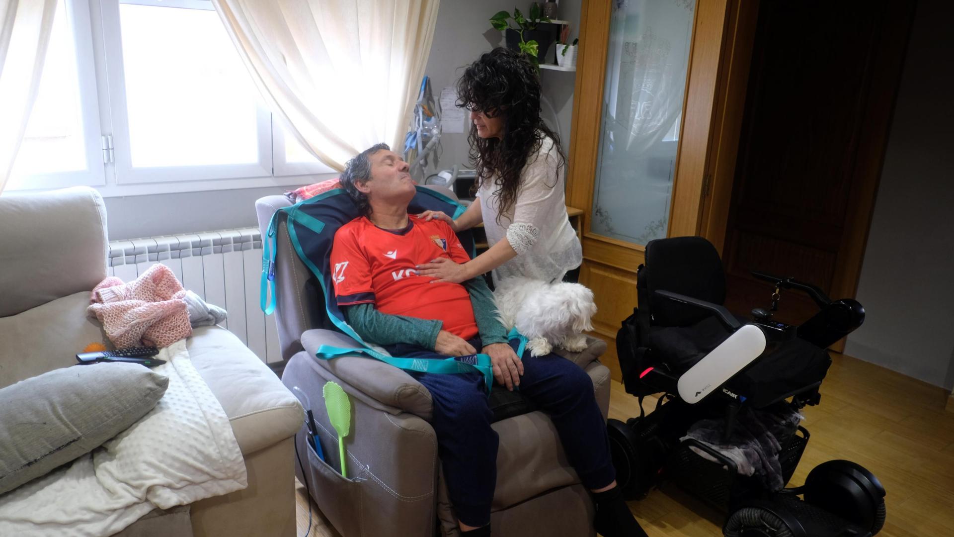 Carlos Ardanaz después de atragantarse con una flema y de que María le haya conectado la máquina de tos.