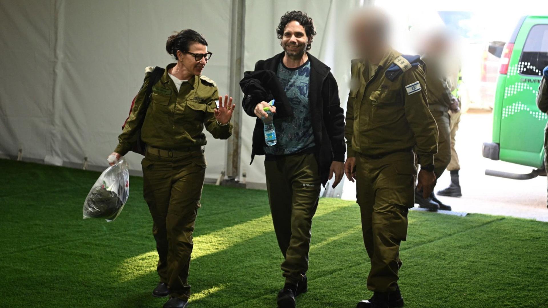 El rehén de canje israelí-francés Ofer Calderón (c), a su llegada a una base militar al sur de Israel este sábado