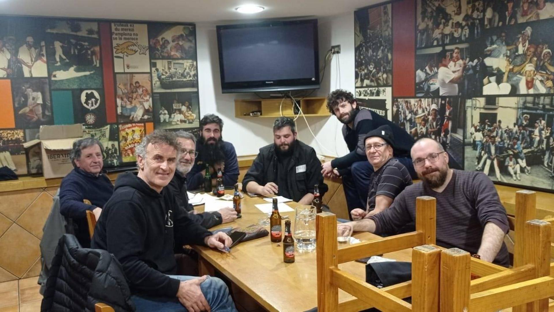 Alfonso Torres, con gorro, en una de las reuniones de coordinación. En la imagen Antonio Pérez de la Iglesia, José Antonio Ruiz, Pablo Unzué, Txus Riezu, Daniel Arbizu, Eduardo Alegría y Roberto Urdániz