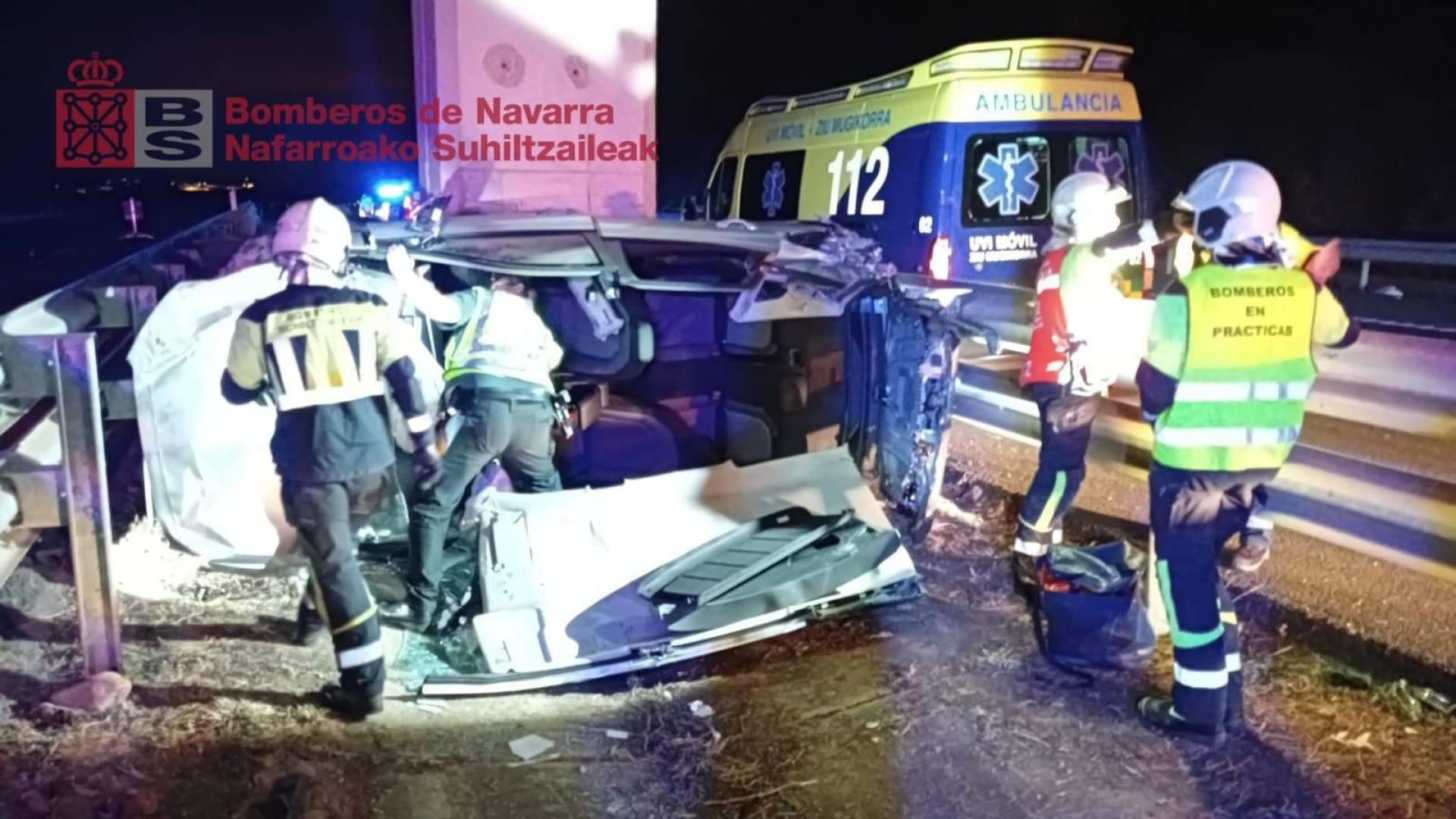 Efectivos de bomberos trabajan en el rescate de dos heridos en un accidente en la A-12