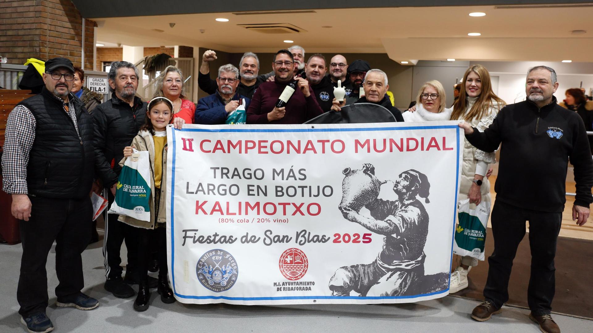Ganadores y organizadores del II Concurso de Trago Más Largo en Botijo