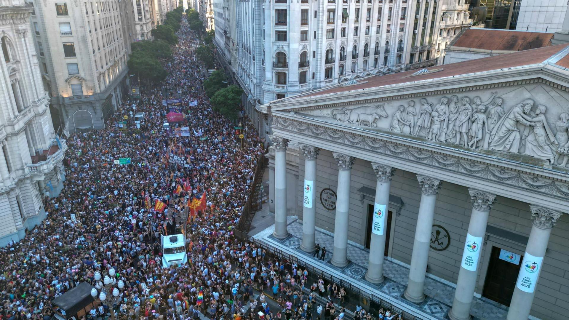 Fotografía aérea que muestra personas manifestándose durante una marcha convocada por colectivos LGTBI+ argentinos, este sábado en Buenos Aires (Argentina)