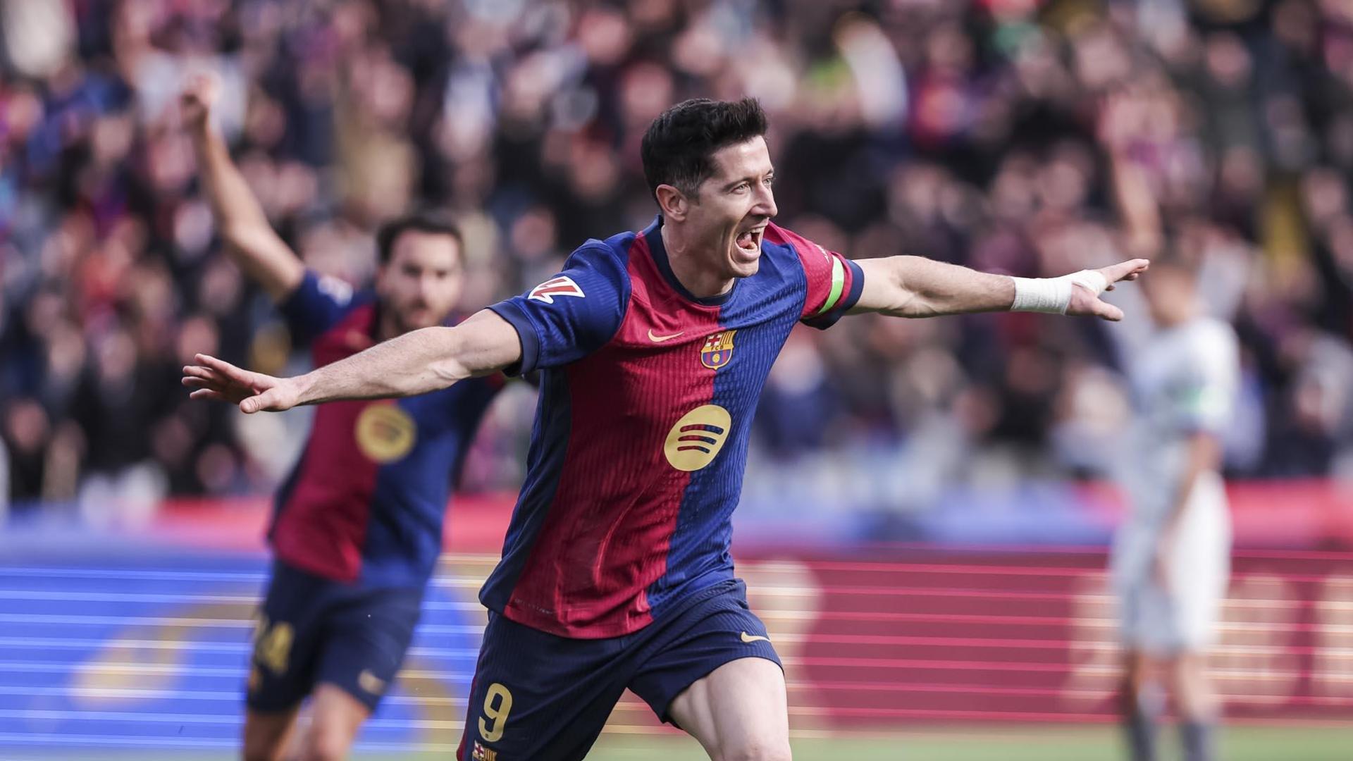 Robert Lewandowski celebra su tanto ante el Alavés