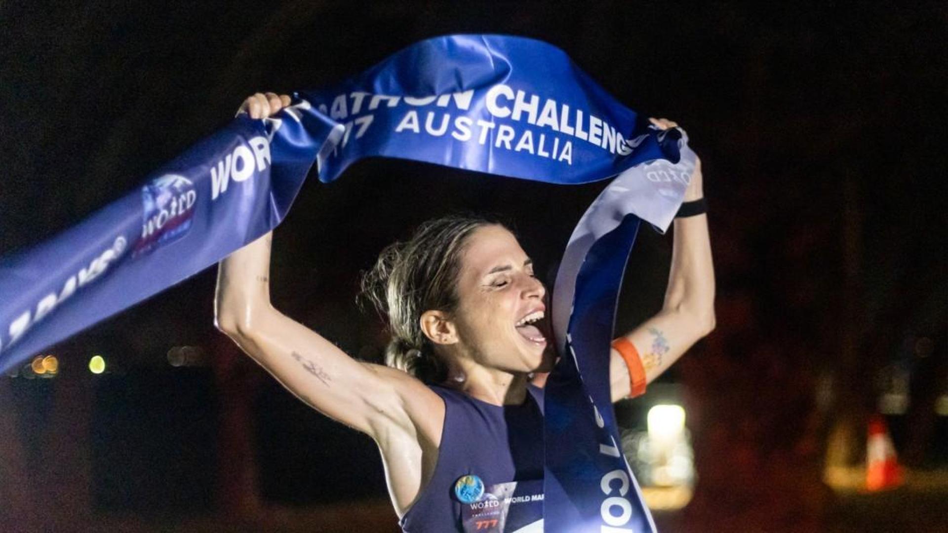 Verdeliss, celebrando su triunfo en la maratón nocturna disputada hoy en Perth, la tercera cita del desafío World Marathon Challenge