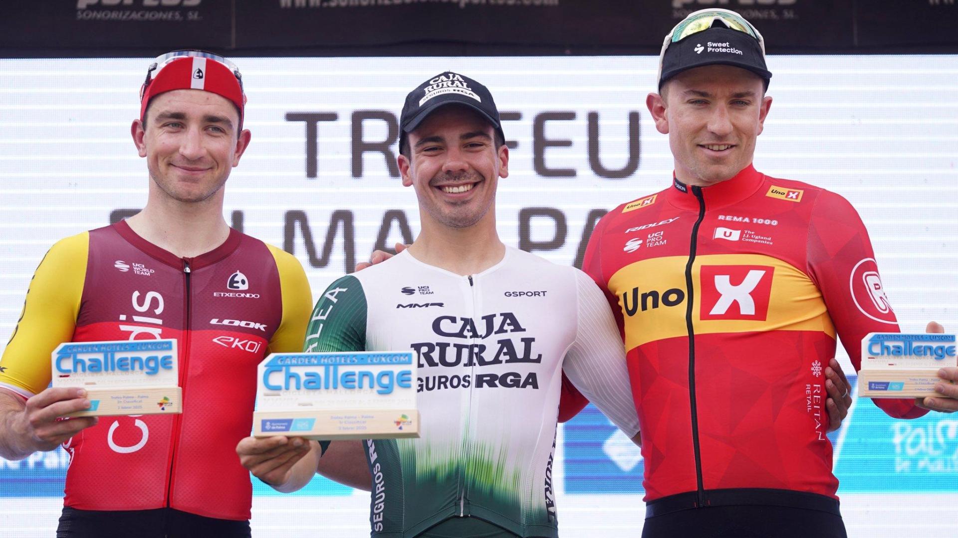 El portugués Iuri Leitao, en el centro, ha conseguido la primera victoria del año para el Caja Rural-RGA