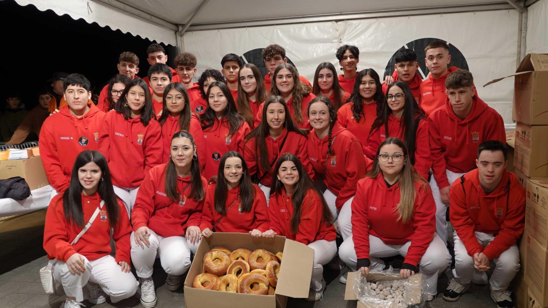 Los quintos que este año cumplen 18 años posan antes del reparto de roscos, nueces e higos secos