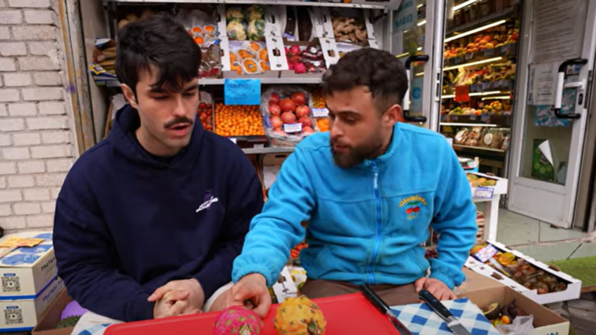 Sergio Bolaños (izda.) y Raúl Cardaba prueban la fruta del dragón.
