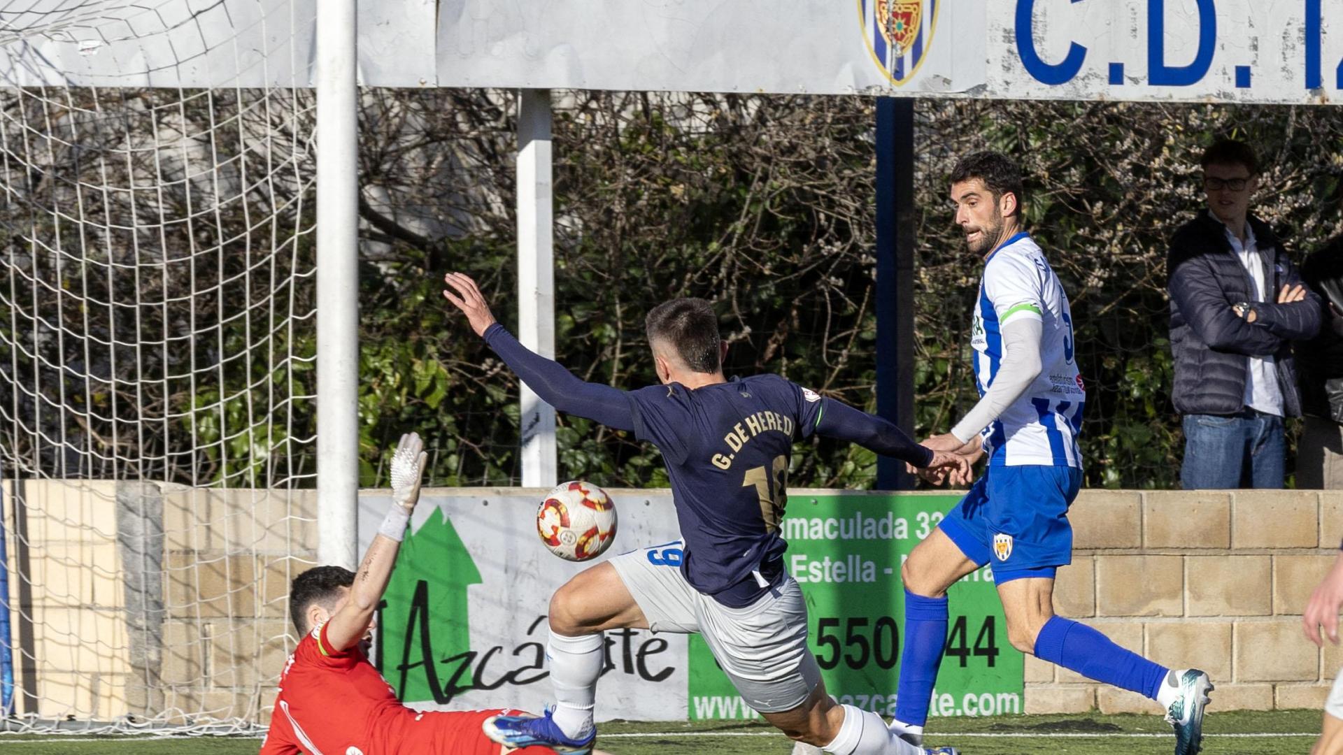 El portero del Izarra Ángel Fraga sale ante Aimar González de Heredia, del Alavés B