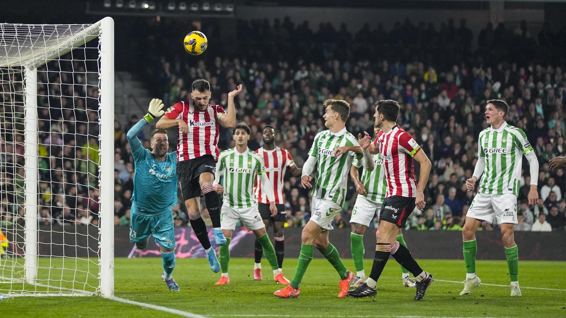 Un saque de esquina en el partido Betis - Athletic