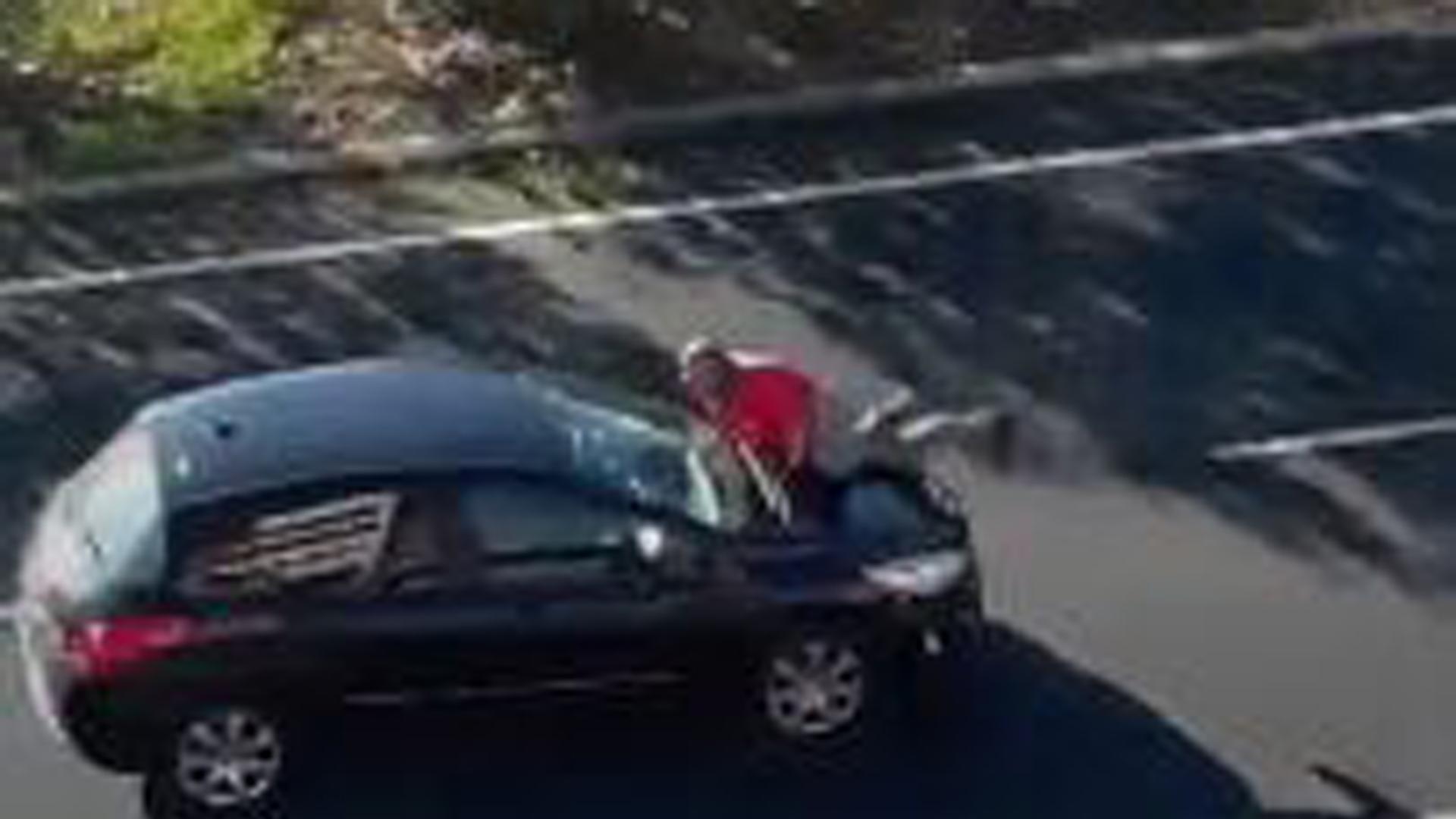 Buscan en Cáceres a un conductor que, tras discutir con un hombre, circuló unos 400 metros con él sobre el capó