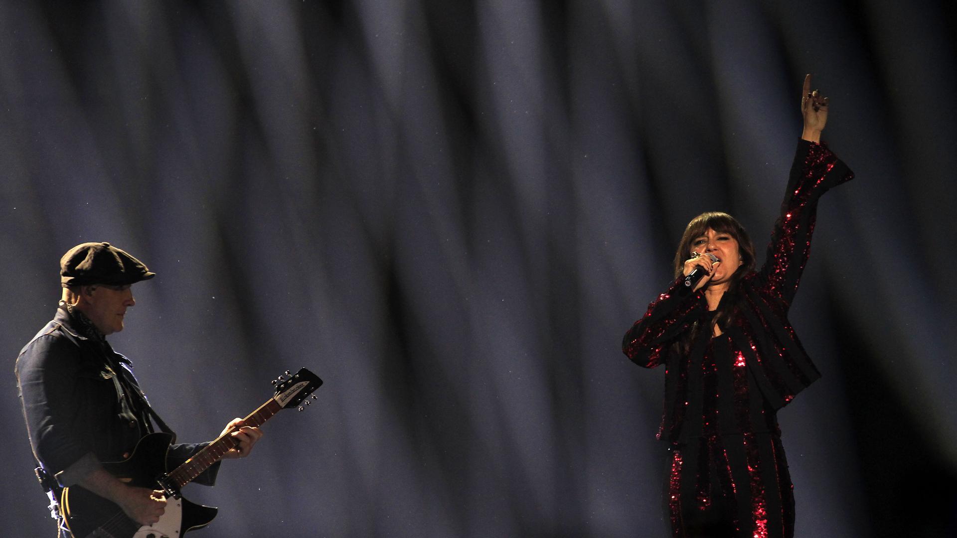 Juan Aguirre y Eva Amaral, en su actuación en el Benidorm Fest 2025, donde interpretó el tema 'Dolce Vita'