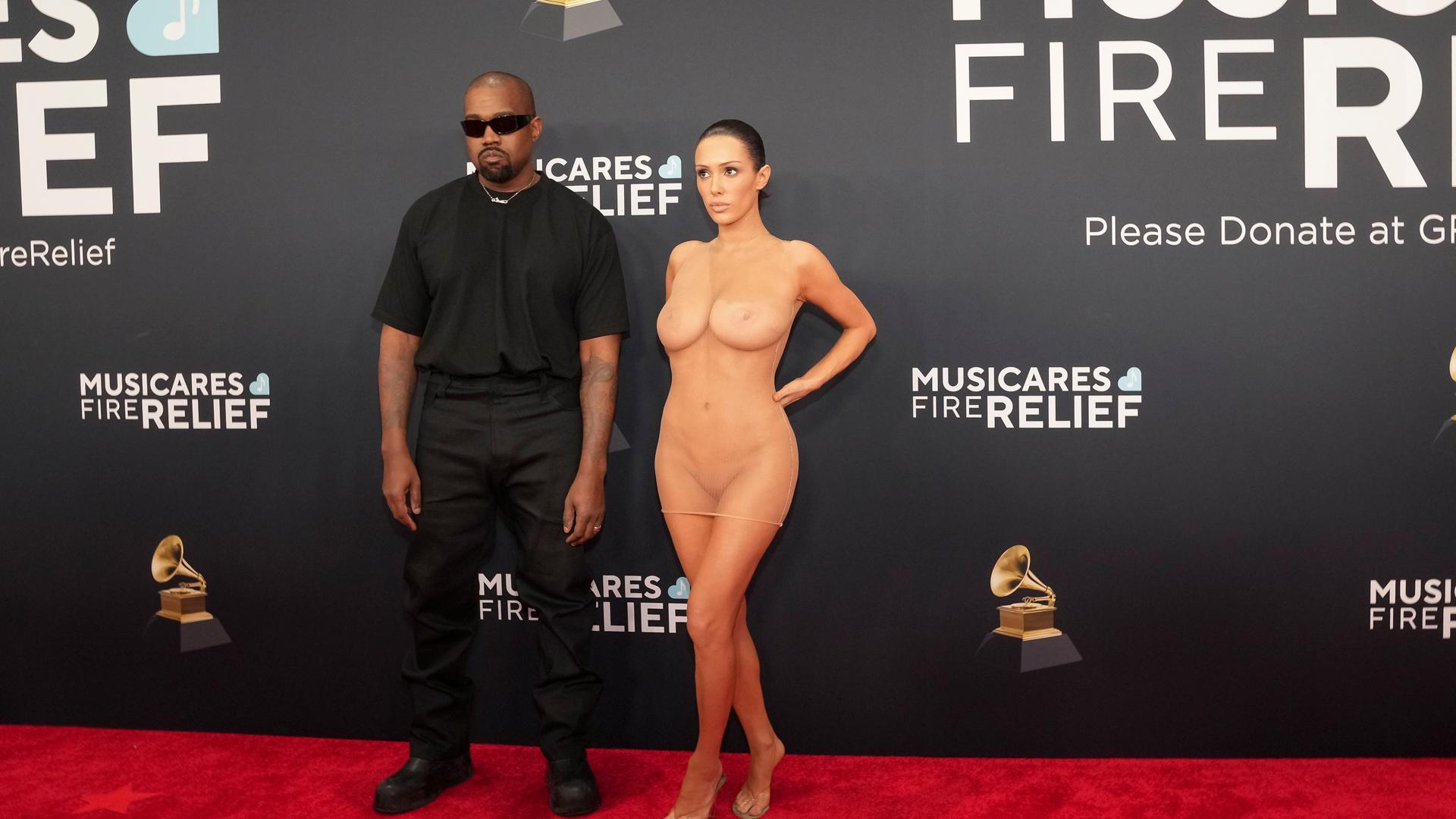 Kanye West y Bianca Censori sorprenden en los Grammy al posar ella casi desnuda