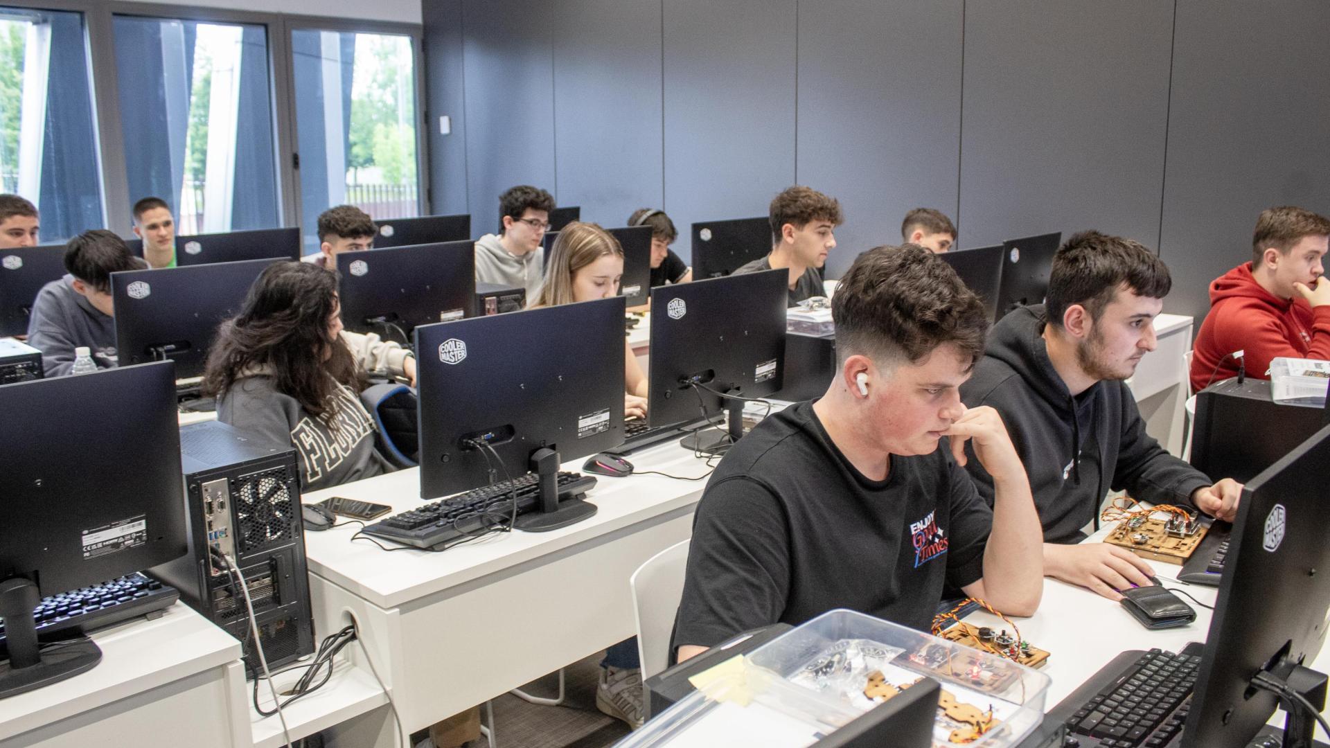 Estudiantes del grado en Ciberseguridad que ofrece la Universidad Euneiz, en su campus de Vitoria-Gasteiz