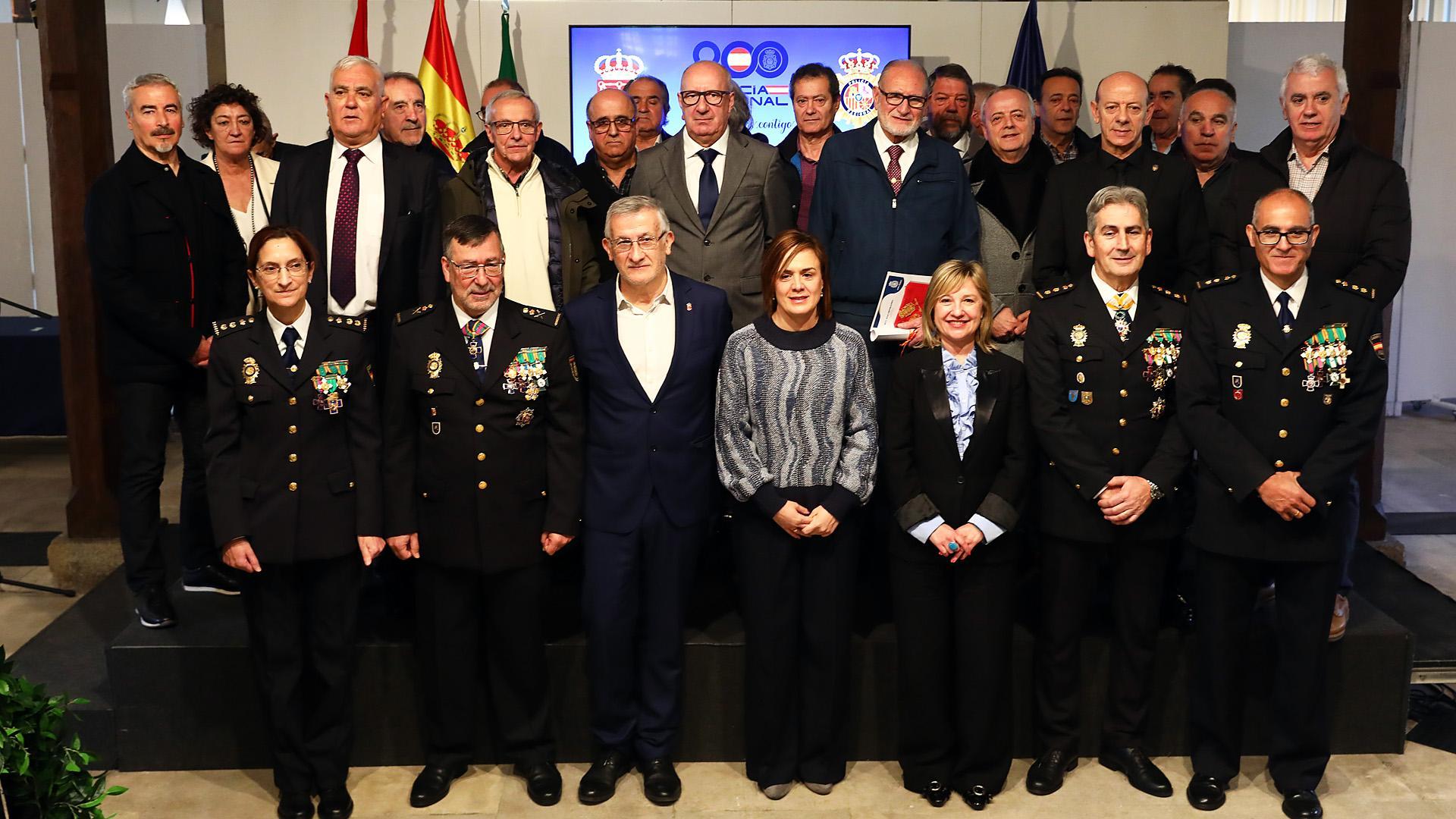 Foto de familia de las autoridades presentes en el acto junto con algunos de los agentes homenajeados /
