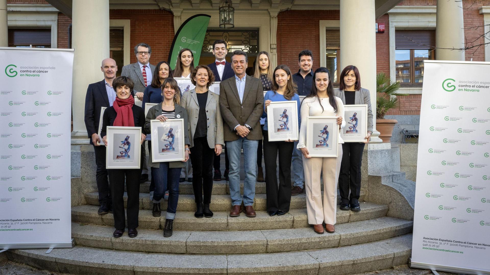 Investigadores que recibieron las ayudas de la AECC en la sede del Colegio de Médicos de Navarra. Izda a dcha (primera fila): Carmen Berasain, Ibone Labiano, Ruth Vera (jefa Oncología HUN), Juan Franco (presidente AECC-Navarra), Miryam Vacas, Iratxe Ugarte y Maite García. Detrás (izda a dcha): Alfonso Calvo, Matías Ávila, Maite Huarte, Maite Losarcos, Adrián Gil, Sofía Huerga y Julio José Jiménez.