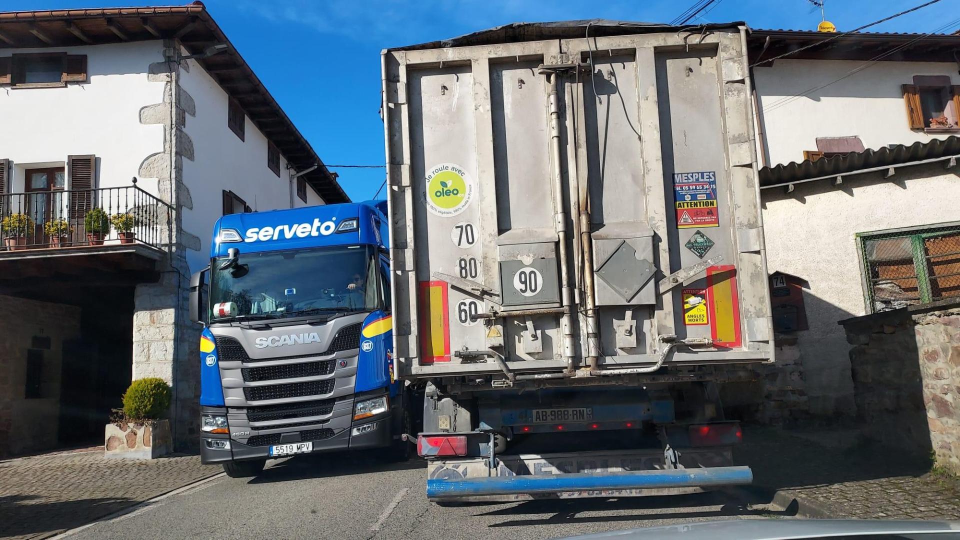 Los camiones atraviesan Olagüe tras el accidente de la N-121-A