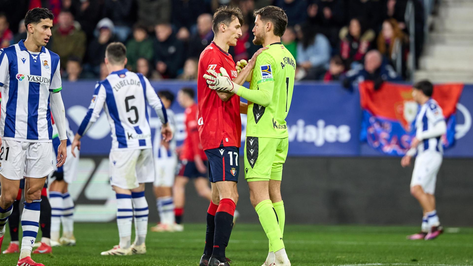 Ante Budimir y Alex Remiro, el pasado domingo en El Sadar en la acción del penalti anulado