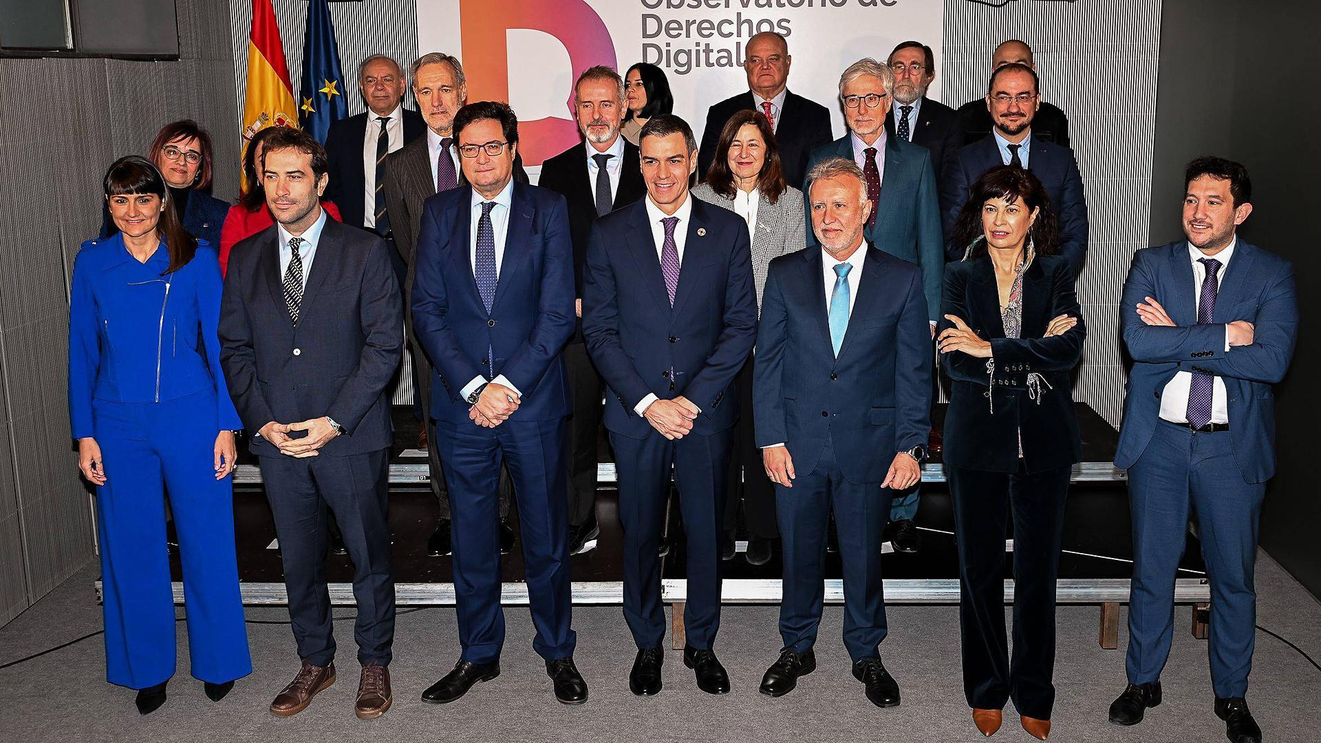 En el centro de la imagen, el presidente del Gobierno, Pedro Sánchez, con los ministros Carlos Cuerpo, Óscar López, Ángel Víctor Torres y Ana Redondo, y miembros de las entidades que forman parte del observatorio. Luis Colina, presidente de la Fundación Diario de Navarra, está en tercera fila, el segundo por la derecha /