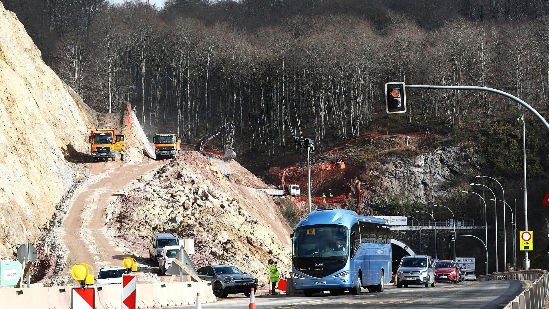 Tráfico junto a las obra del desmonte en la boca sur del túnel de Belate /