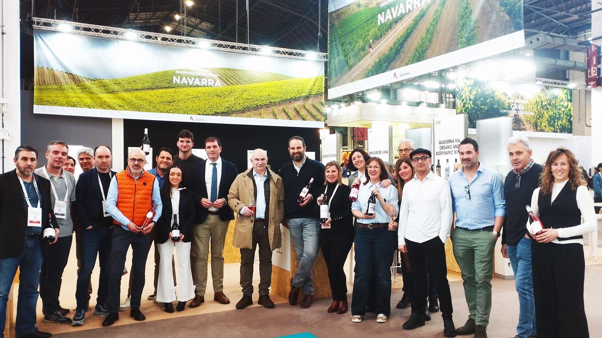 Autoridades y bodegueros, en el stand de la D.O. Navarra en la Barcelona Wine Week 2025