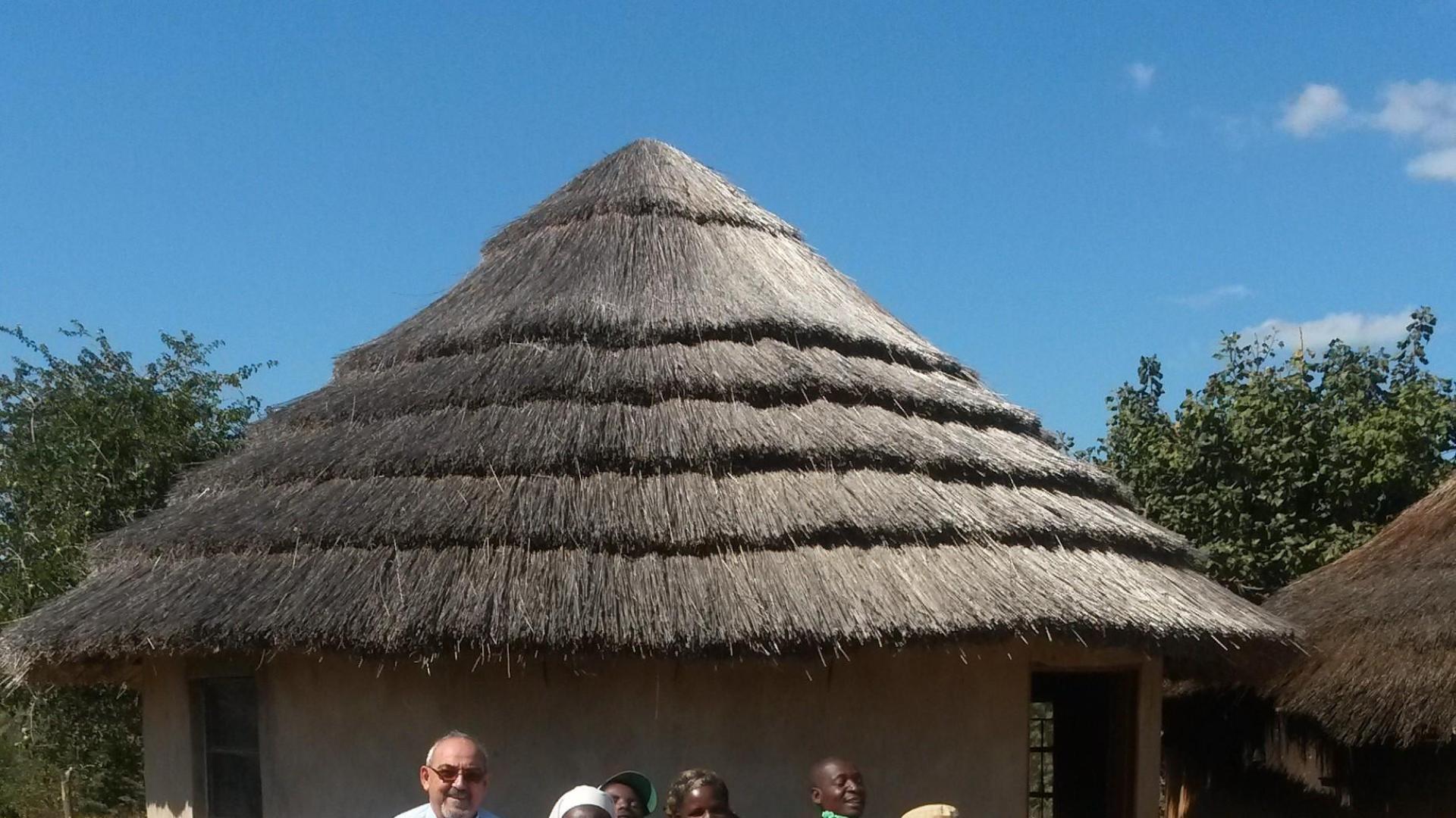 Carmelo Pérez-Aradros, con lugareños en Zimbabue