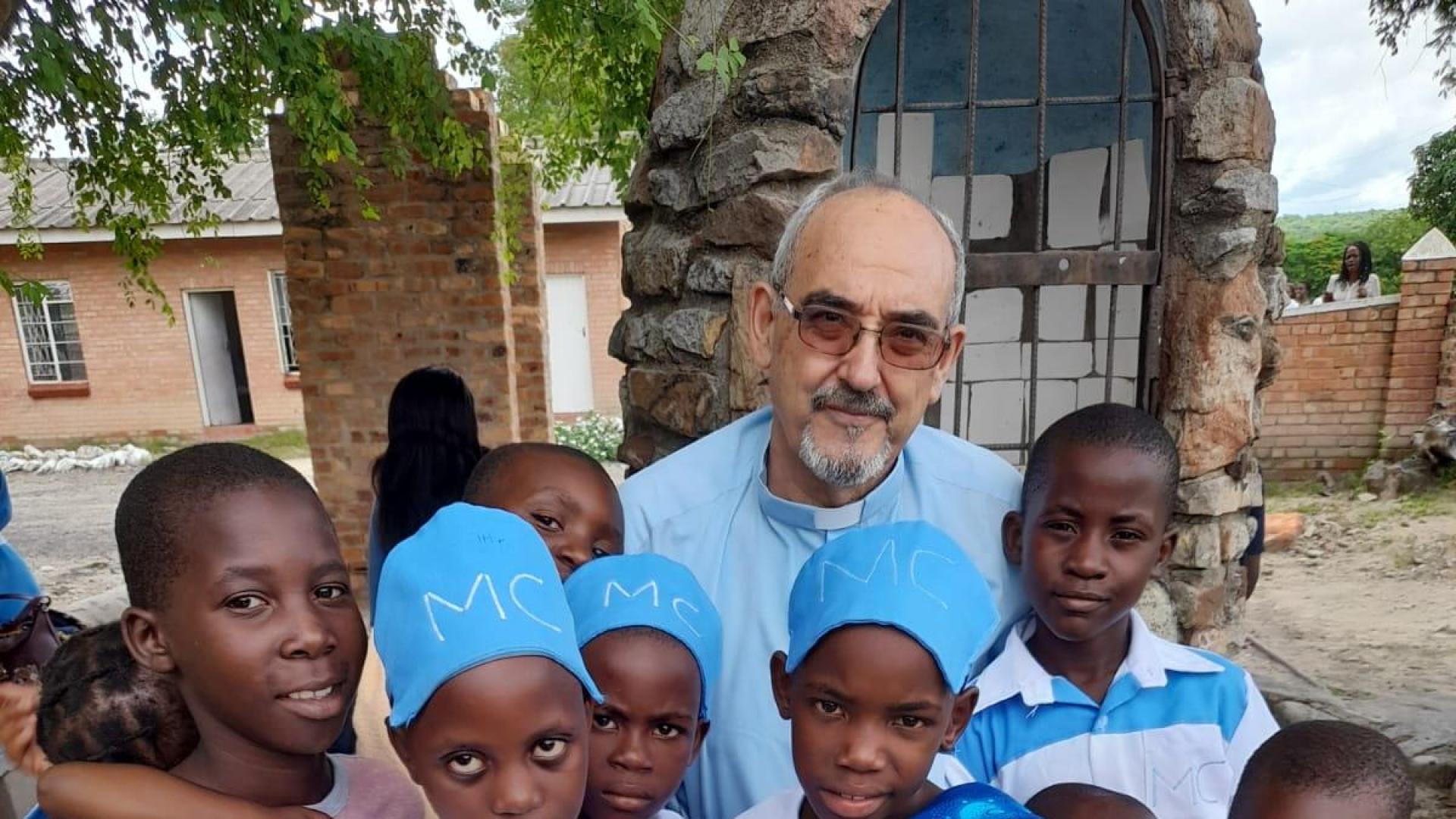Carmelo Pérez-Aradros con alumnos zimbabuenses