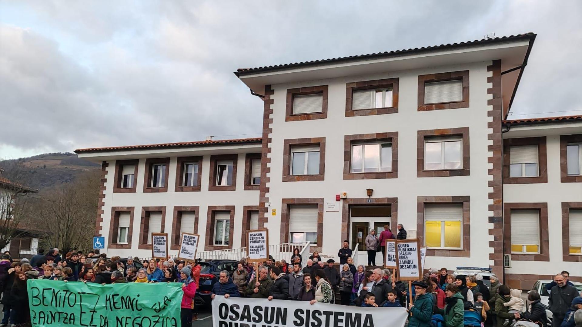 Imagen de la concentración del pasado miércoles junto al Centro de Salud de Elizondo, en la que participó personal del Centro Hospitalario de Benito Menni.