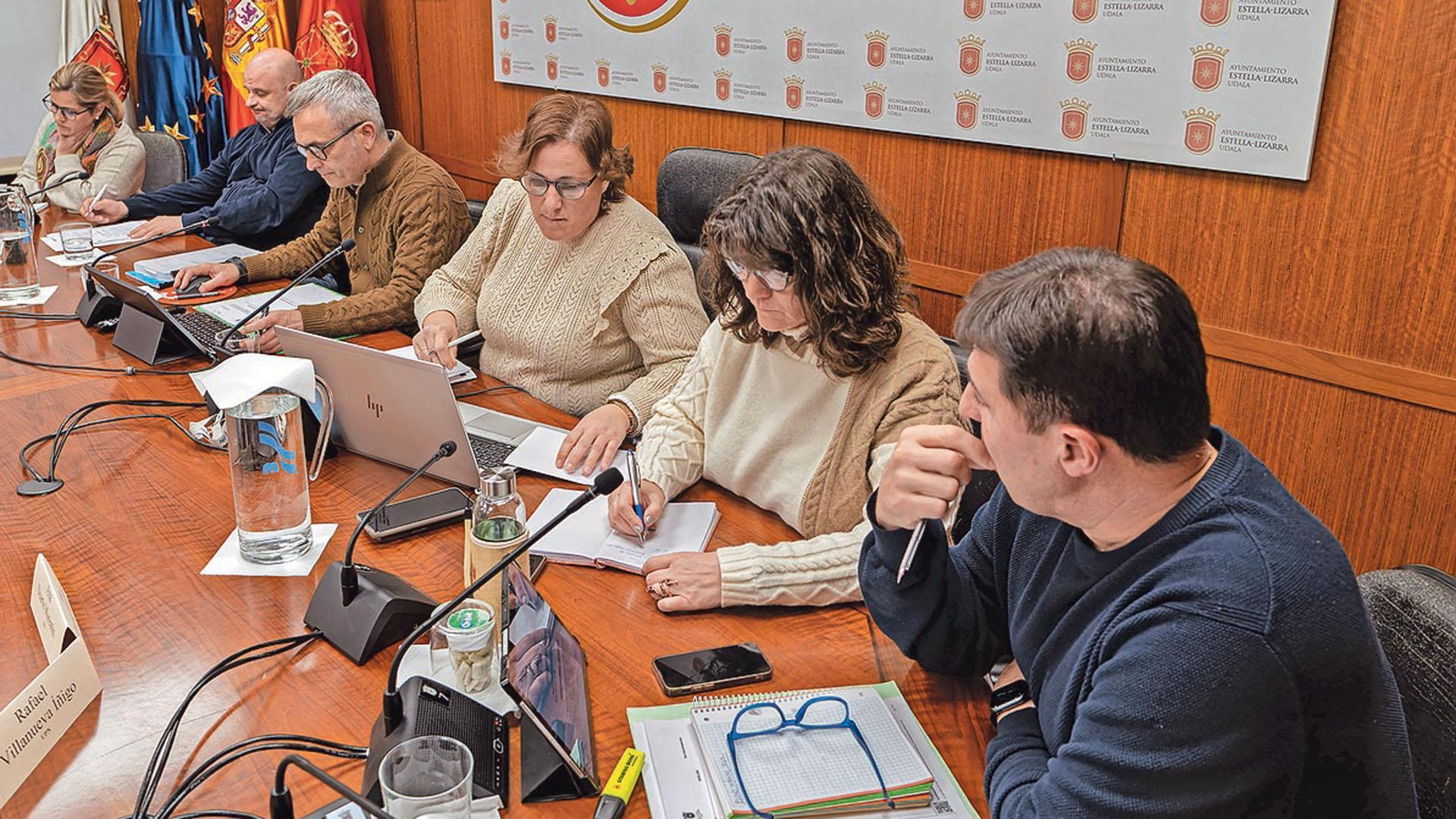 Tres ediles regionalistas en primer plano instantes antes del inicio del pleno