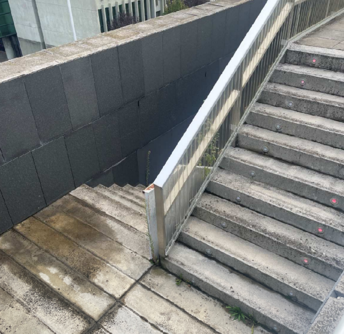 Aspecto de la escalera, ya detereriorada