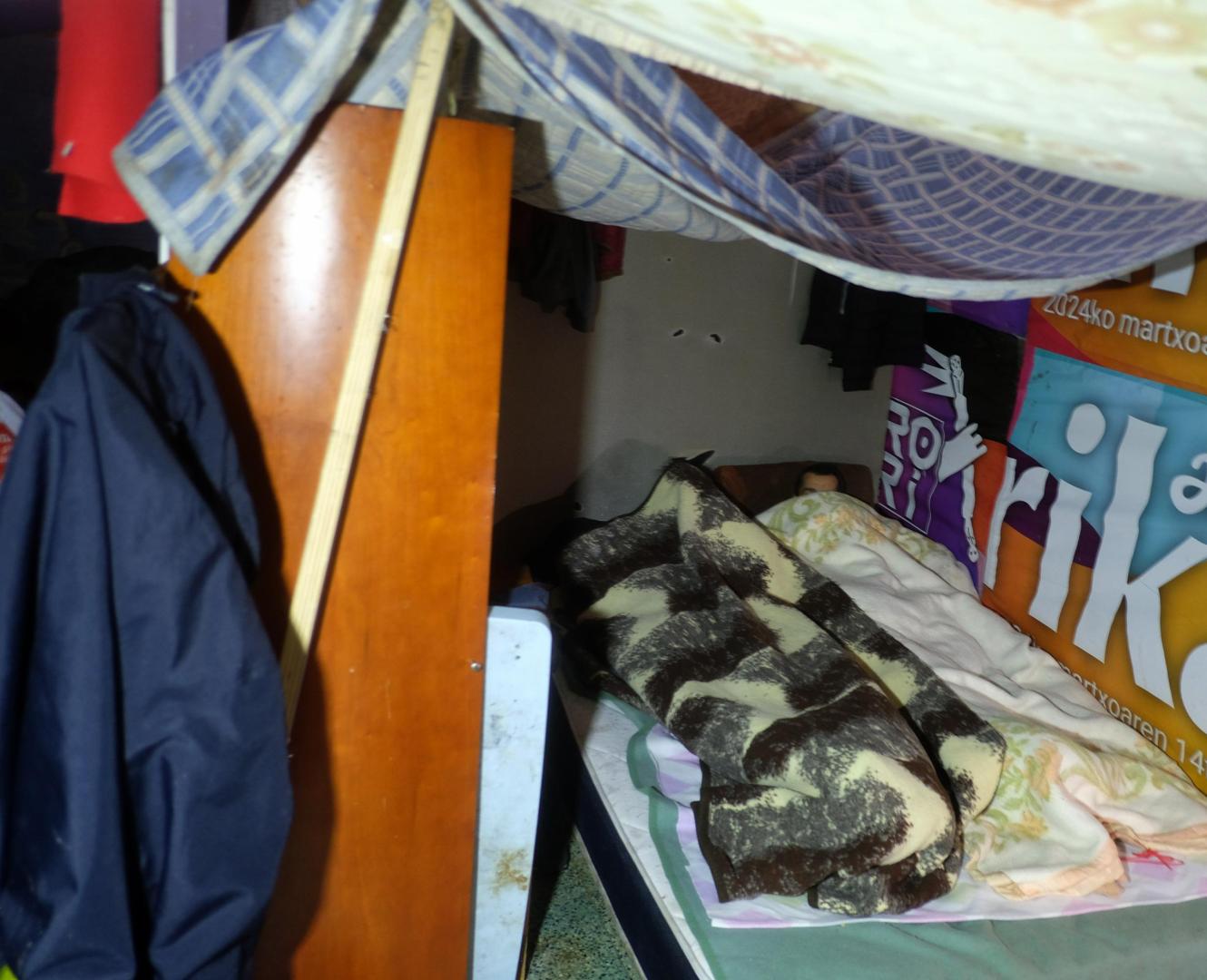 Dos jóvenes pernoctan esta semana en uno de los edificios abandonados de Aranzadi.