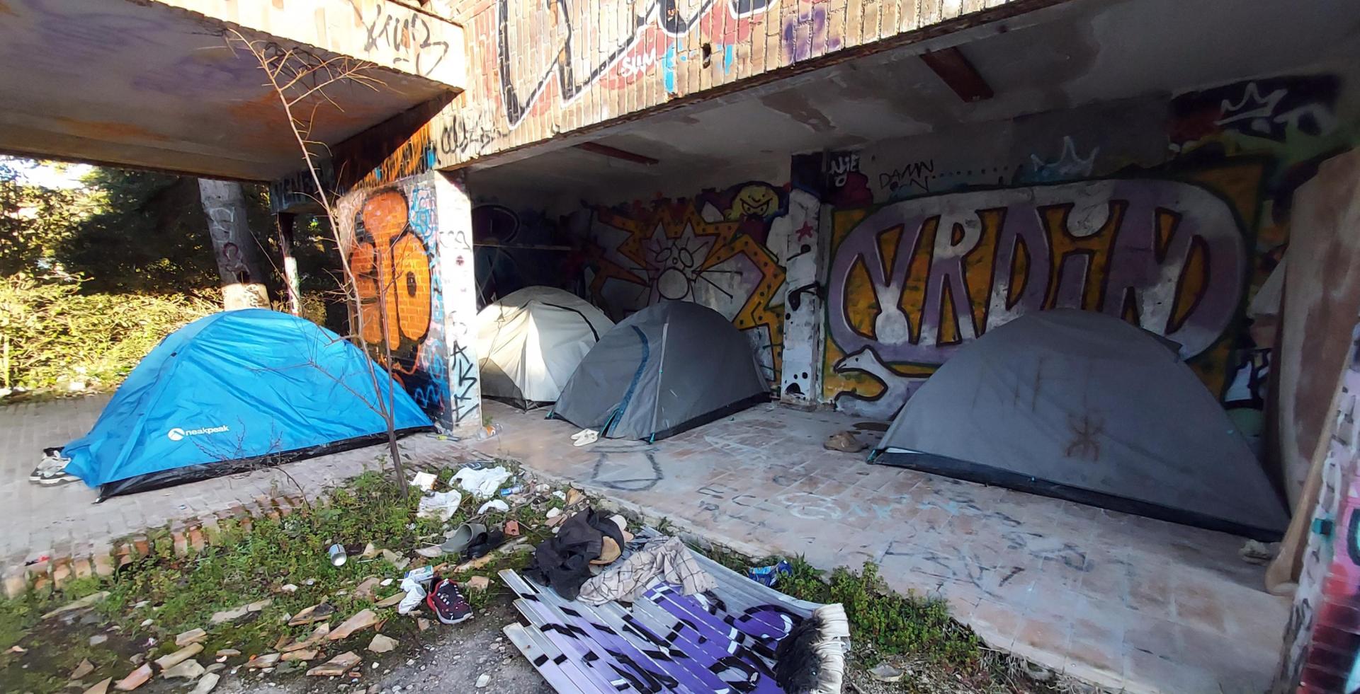 Tiendas de campaña empapadas a pocos metros de las piscinas de Aranzadi, donde sobreviven 13 chicos.
