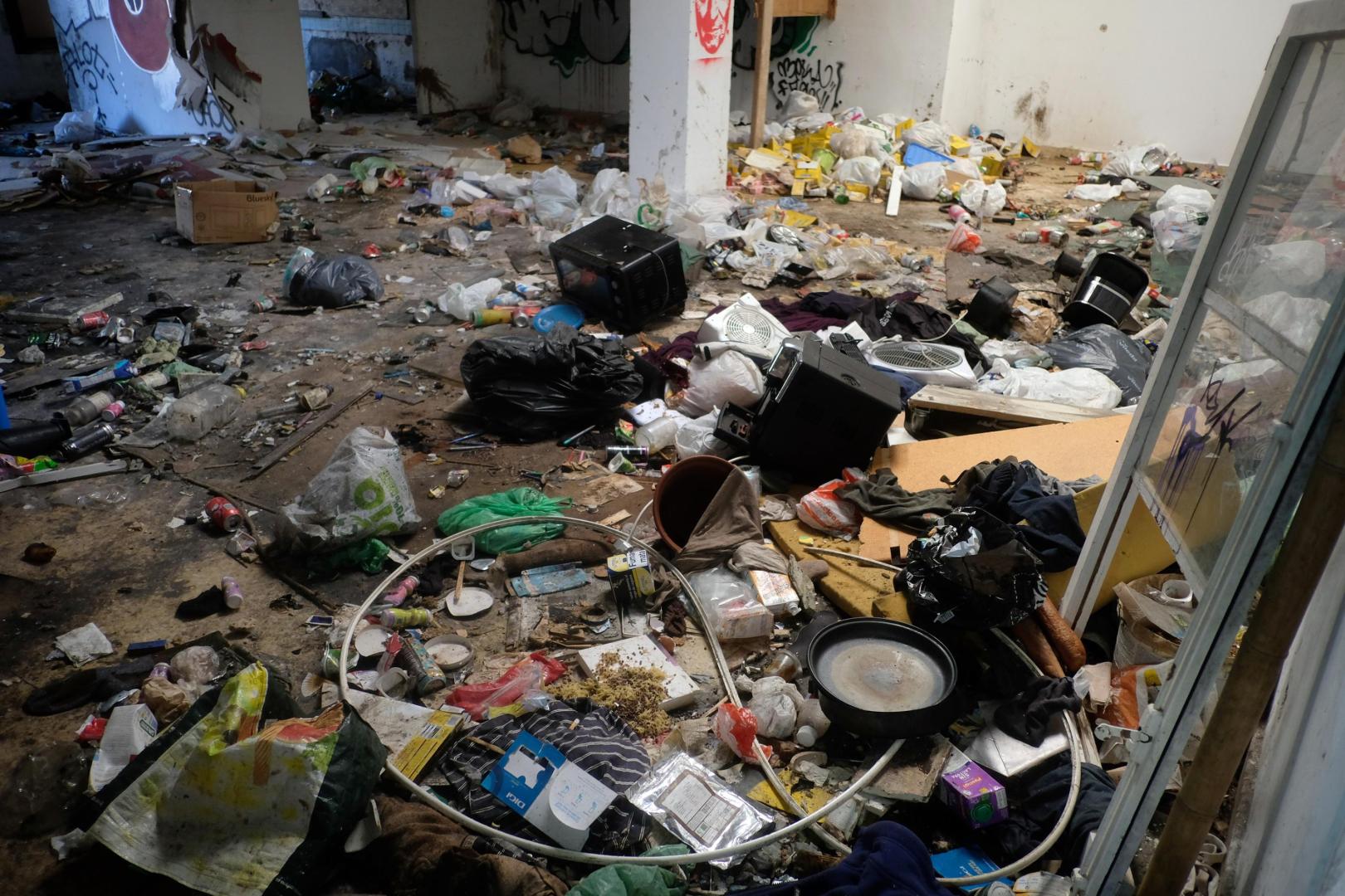 Interior del edificio abandonado de Echavacoiz (Pamplona), donde sobreviven 35 personas sin hogar.