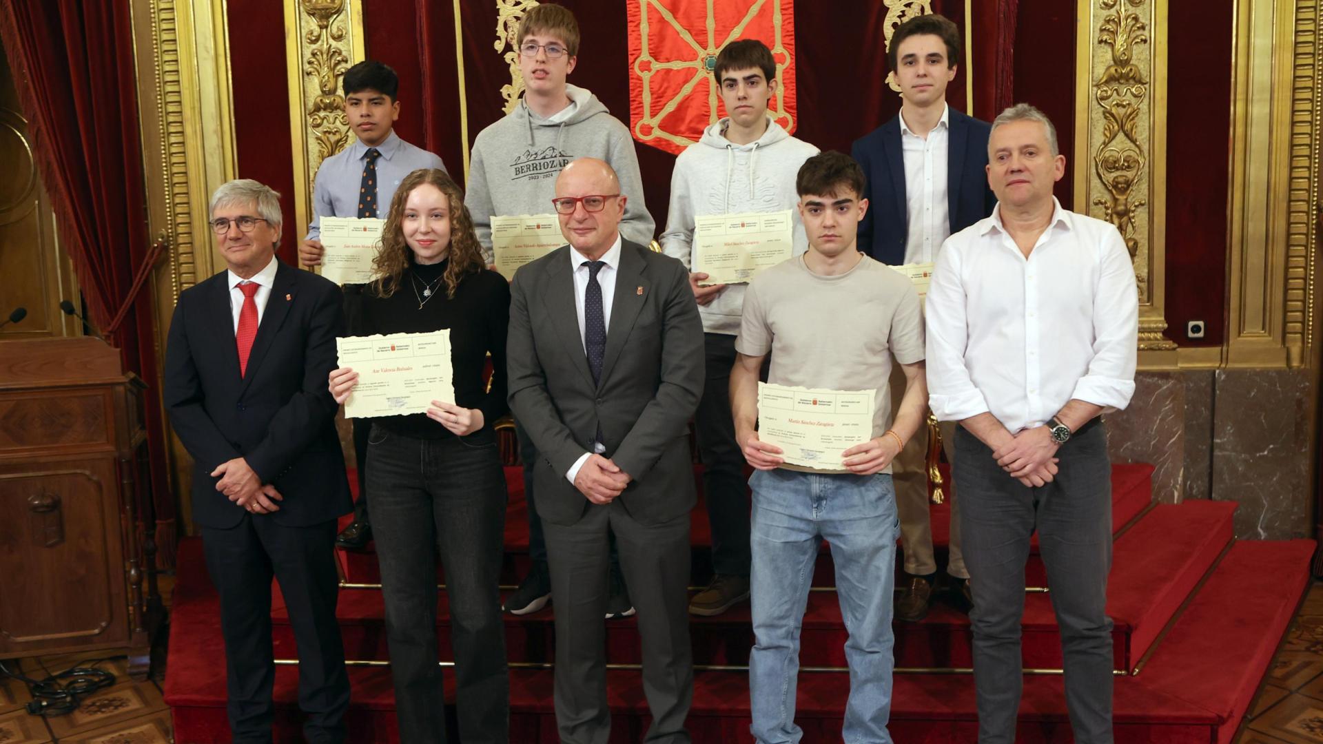 En la primera fila desde abajo: Gil Sevillano, director general de Educación, Ane Valencia Buñuales, del IES Alaitz de Barañáin, Carlos Gimeno, consejero de Educación, Martín Sánchez Zaragüeta, del Colegio Nuestra Señora del Huerto de Pamplona, Alberto Urrutia Lecumberri, director del Servicio de Inspección Educativa. En la fila de arriba: Juan Andrés Moina Quizhpi, del CPE Miravalles-El Redín de Pamplona, Antso Vidondo Aguirrebalzategui, del IESO de Berriozar, Mikel Sánchez Zaragüeta, alumno de CPE Nuestra Señora del Huerto de Pamplona, y Juan Nasarre Miranda, del Colegio Irabia-Izaga de Burlada