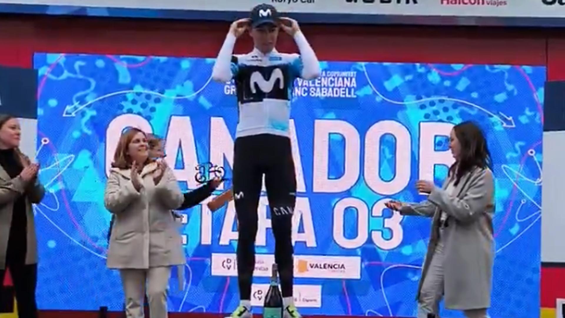 Iván Romeo en lo más alto del podio tras vencer la tercera etapa de la Volta a la Comunidad Valenciana /