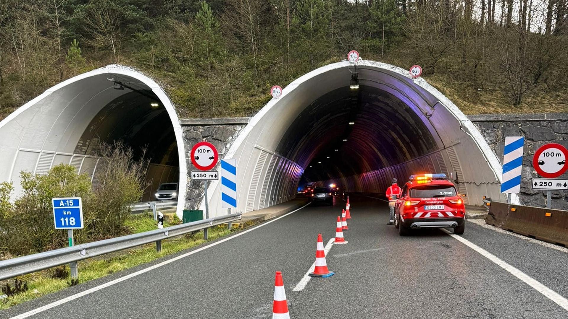 Patrulla de la Policía Foral a la entrada del túnel de Latasa, donde se produjo el vuelvo del automóvil /
